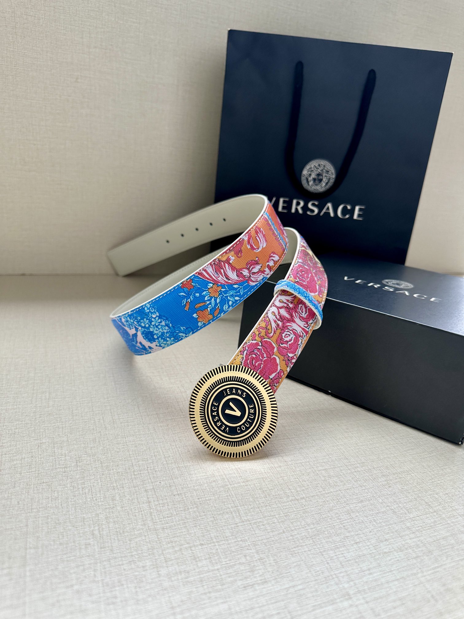 宽度3.8cm VERSACE JEANS COUTURE 牛皮革V-EMBLEM板扣式皮带、饰有La 