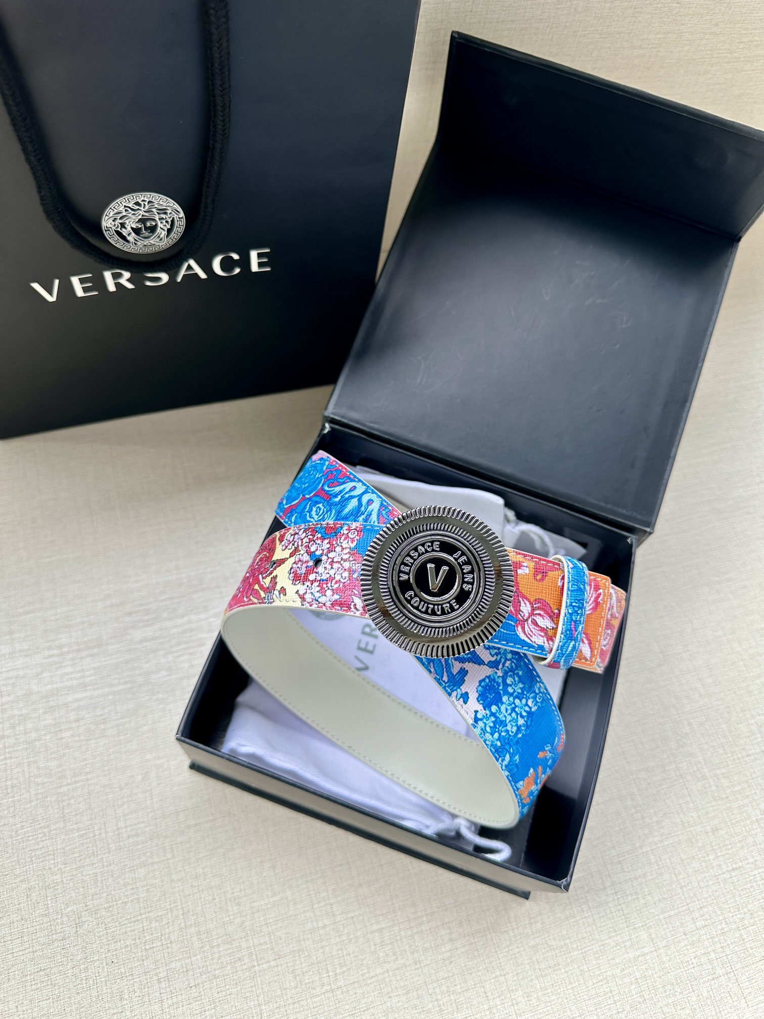 宽度3.8cm VERSACE JEANS COUTURE 牛皮革V-EMBLEM板扣式皮带、饰有La 