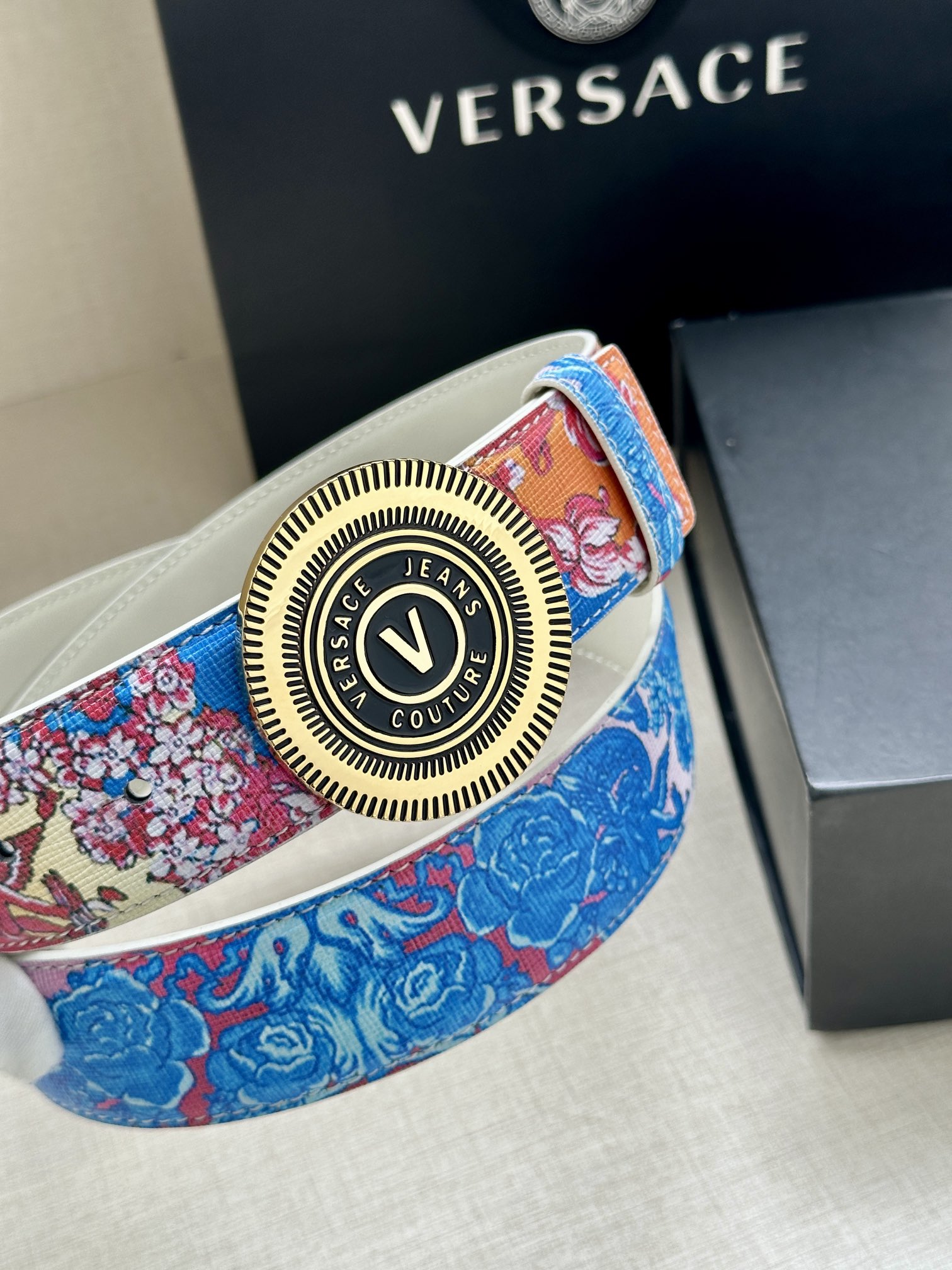宽度3.8cm VERSACE JEANS COUTURE 牛皮革V-EMBLEM板扣式皮带、饰有La 