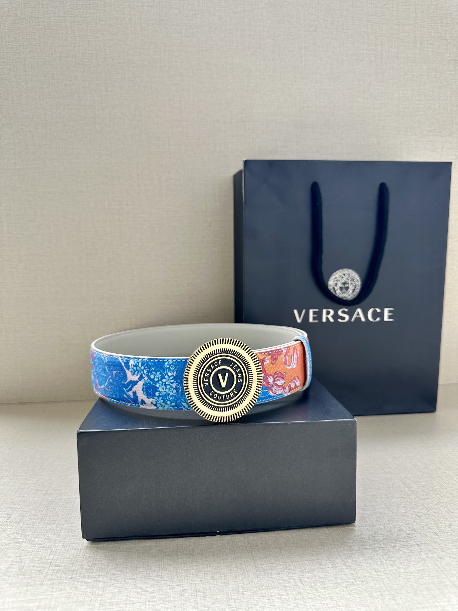 宽度3.8cm VERSACE JEANS COUTURE 牛皮革V-EMBLEM板扣式皮带、饰有La 