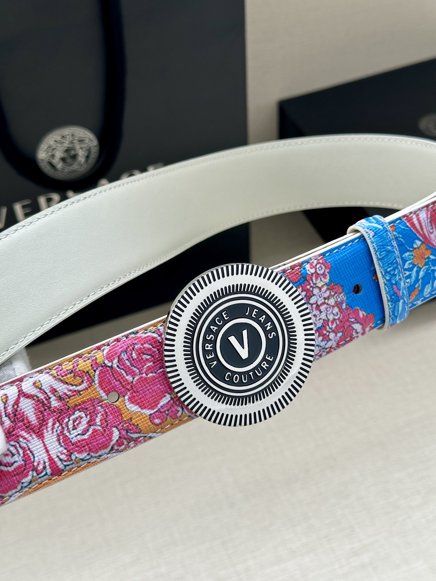宽度3.8cm VERSACE JEANS COUTURE 牛皮革V-EMBLEM板扣式皮带、饰有La 