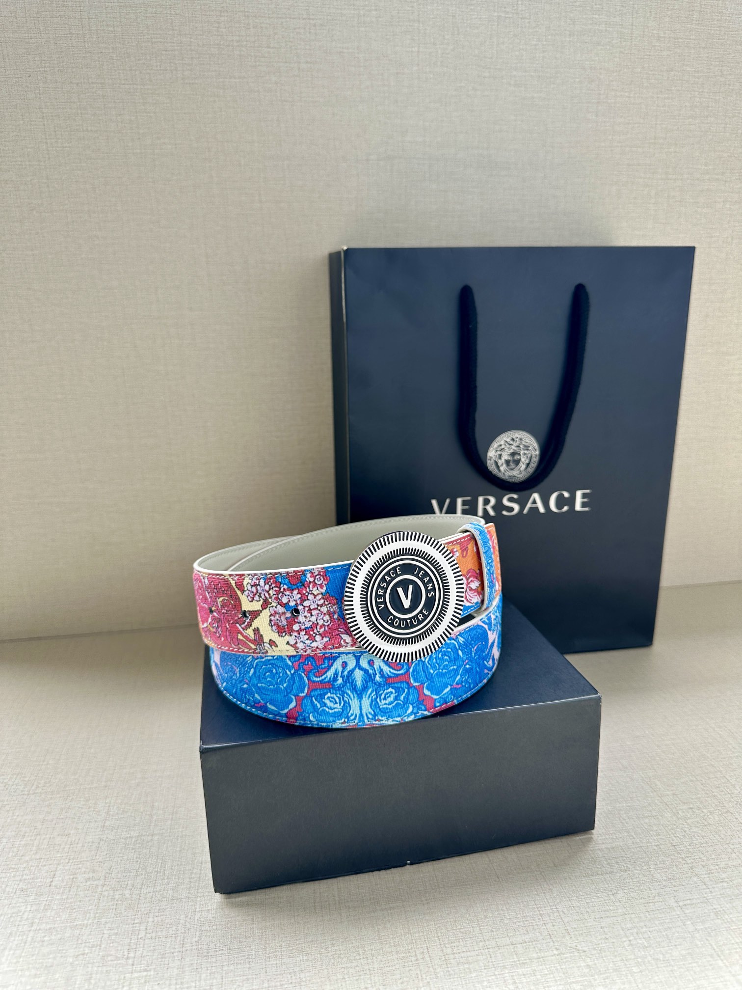 宽度3.8cm VERSACE JEANS COUTURE 牛皮革V-EMBLEM板扣式皮带、饰有La 