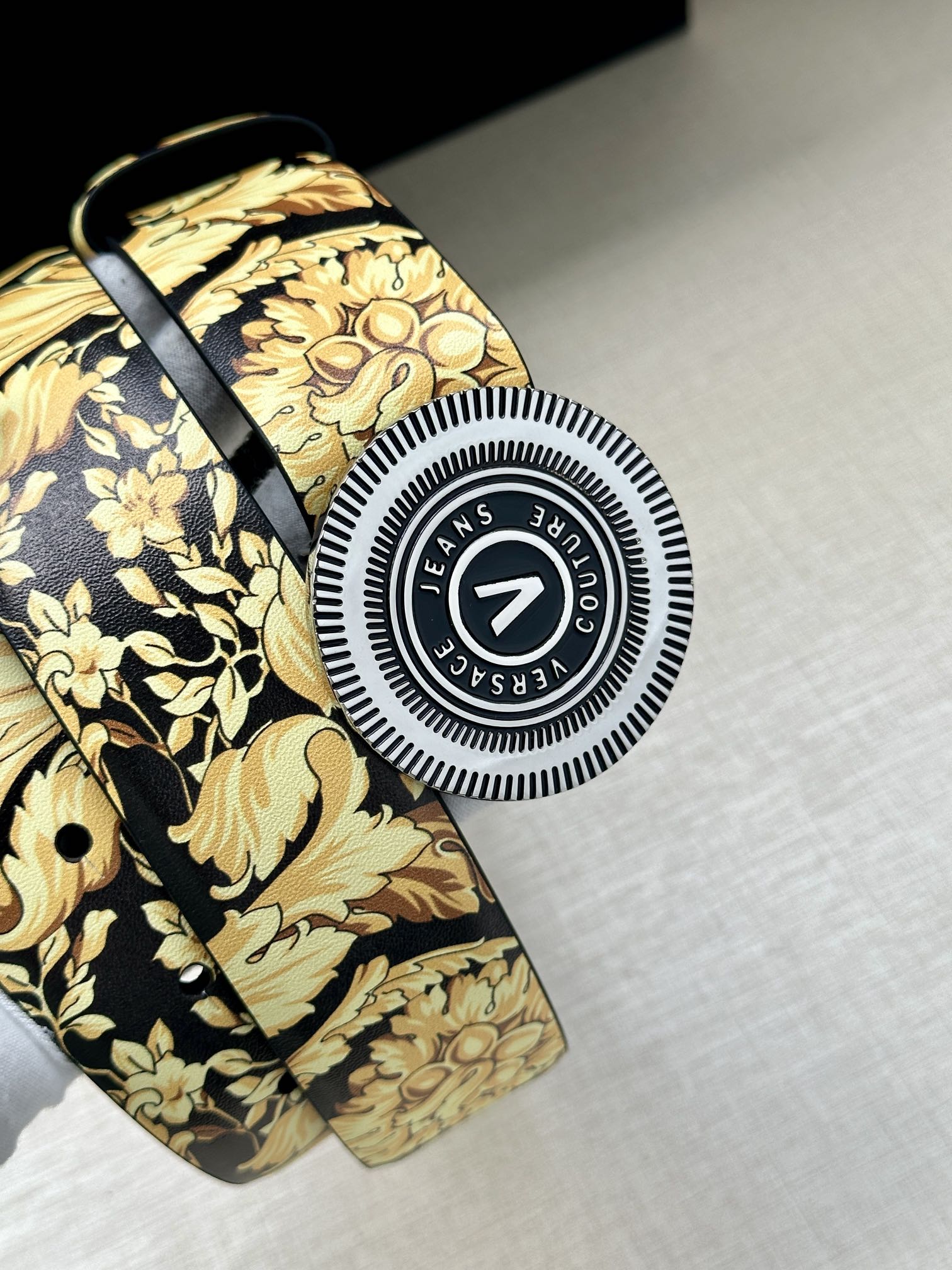 宽度3.8cm VERSACE JEANS COUTURE 牛皮革V-EMBLEM板扣式皮带、饰有La 