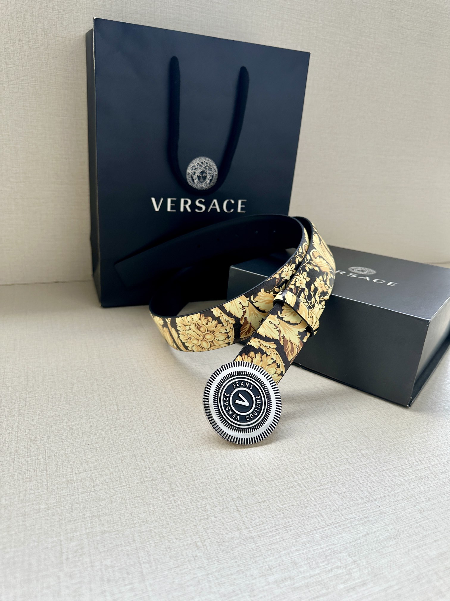 宽度3.8cm VERSACE JEANS COUTURE 牛皮革V-EMBLEM板扣式皮带、饰有La 