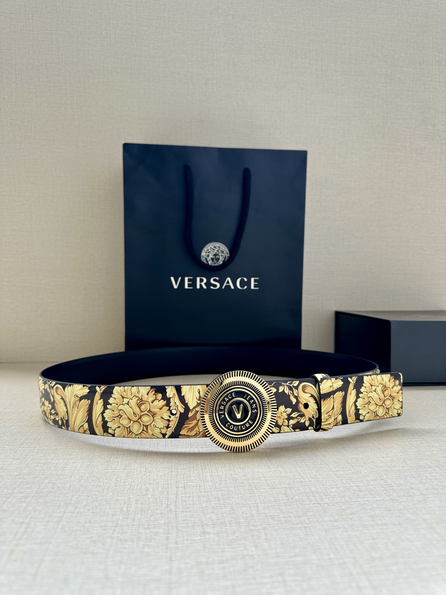 宽度3.8cm VERSACE JEANS COUTURE 牛皮革V-EMBLEM板扣式皮带、饰有La 