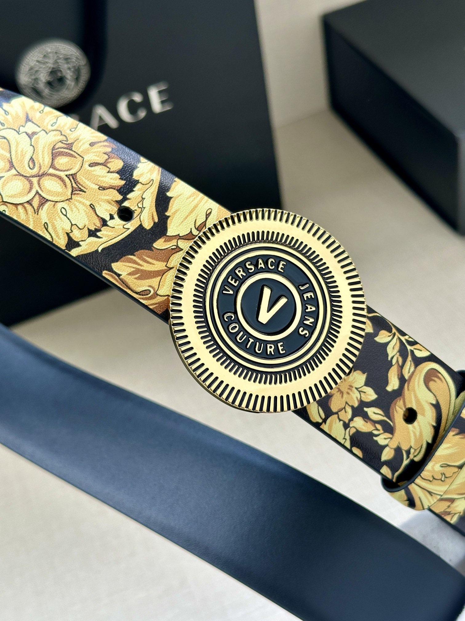 宽度3.8cm VERSACE JEANS COUTURE 牛皮革V-EMBLEM板扣式皮带、饰有La 