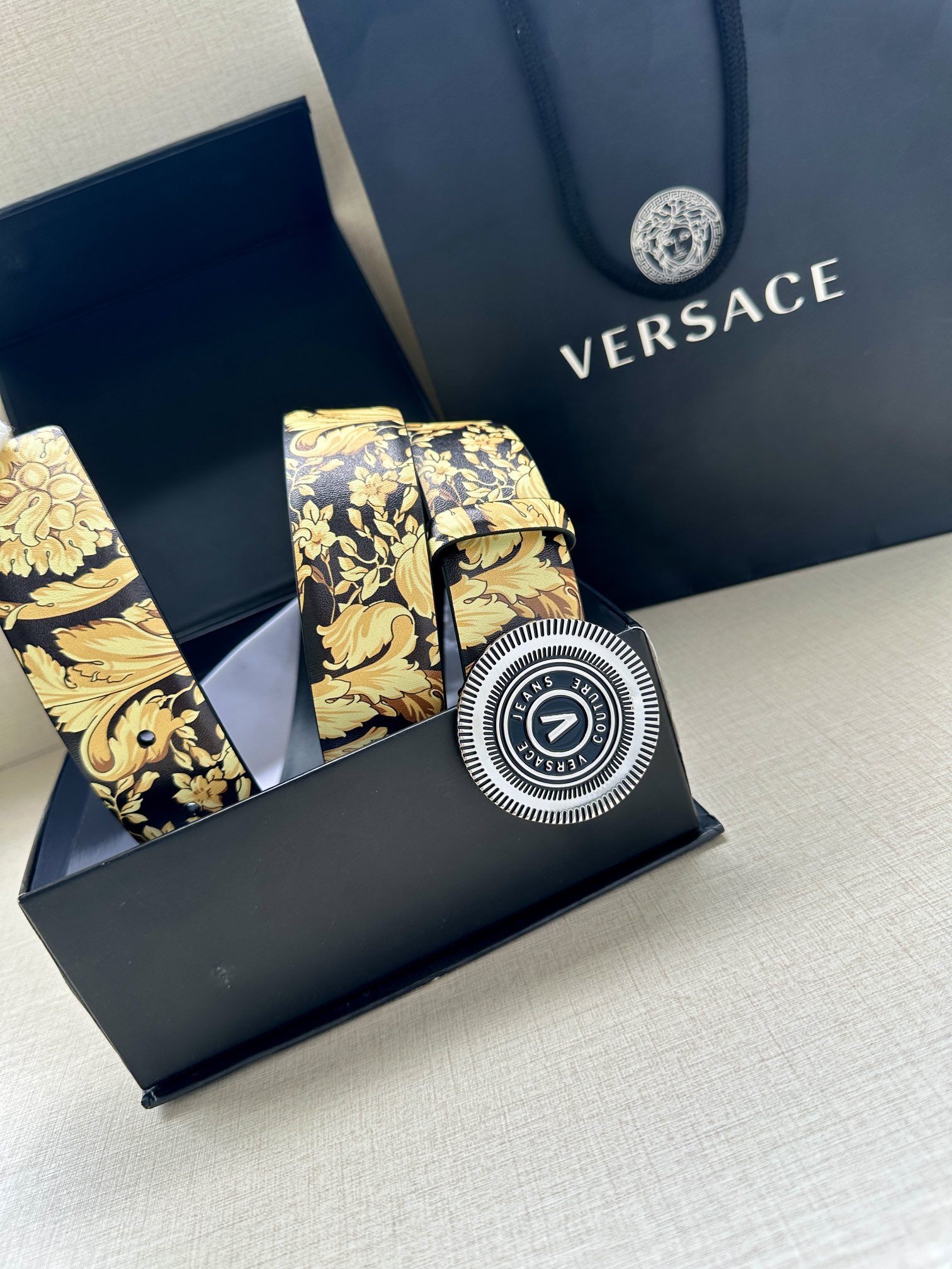 宽度3.8cm VERSACE JEANS COUTURE 牛皮革V-EMBLEM板扣式皮带、饰有La 