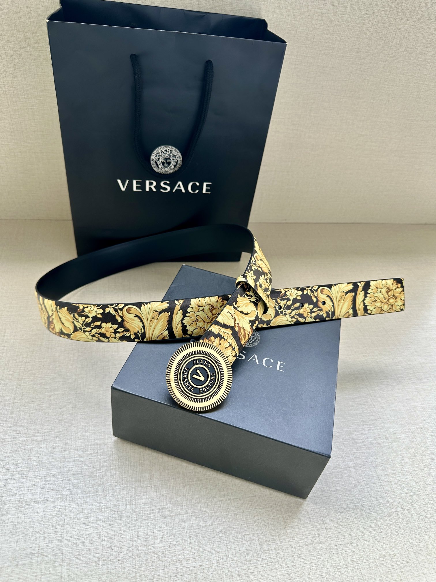 宽度3.8cm VERSACE JEANS COUTURE 牛皮革V-EMBLEM板扣式皮带、饰有La 