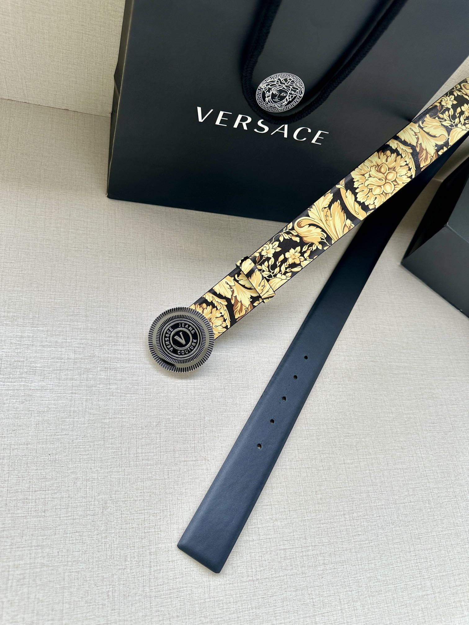 宽度3.8cm VERSACE JEANS COUTURE 牛皮革V-EMBLEM板扣式皮带、饰有La 
