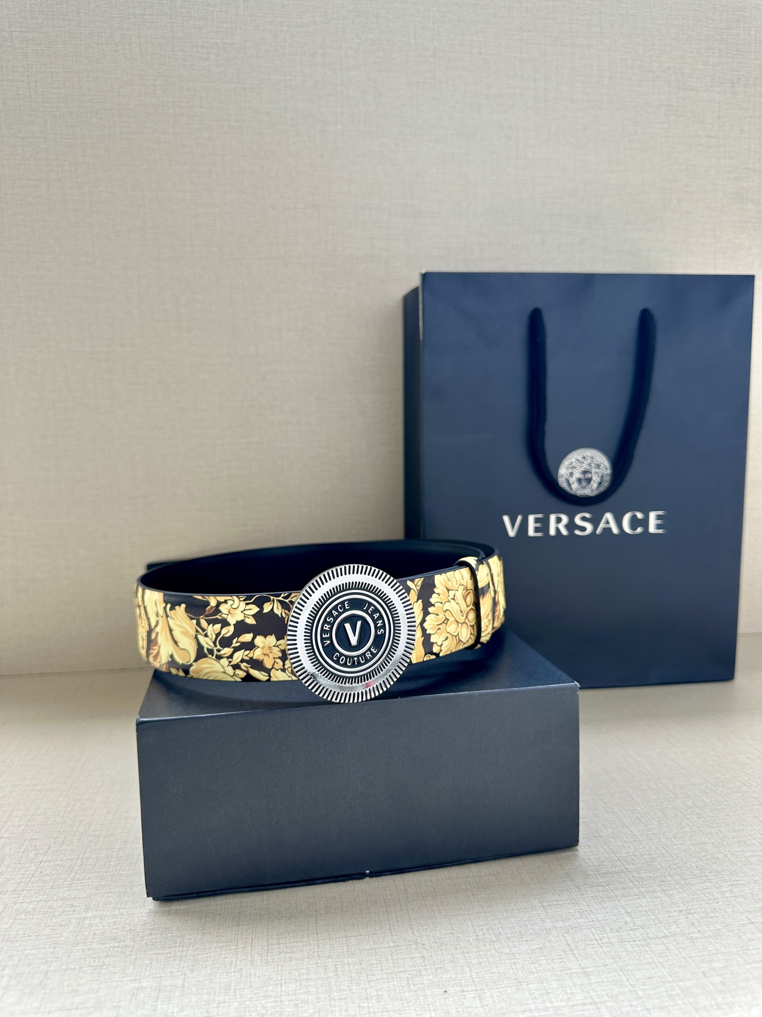 宽度3.8cm VERSACE JEANS COUTURE 牛皮革V-EMBLEM板扣式皮带、饰有La 