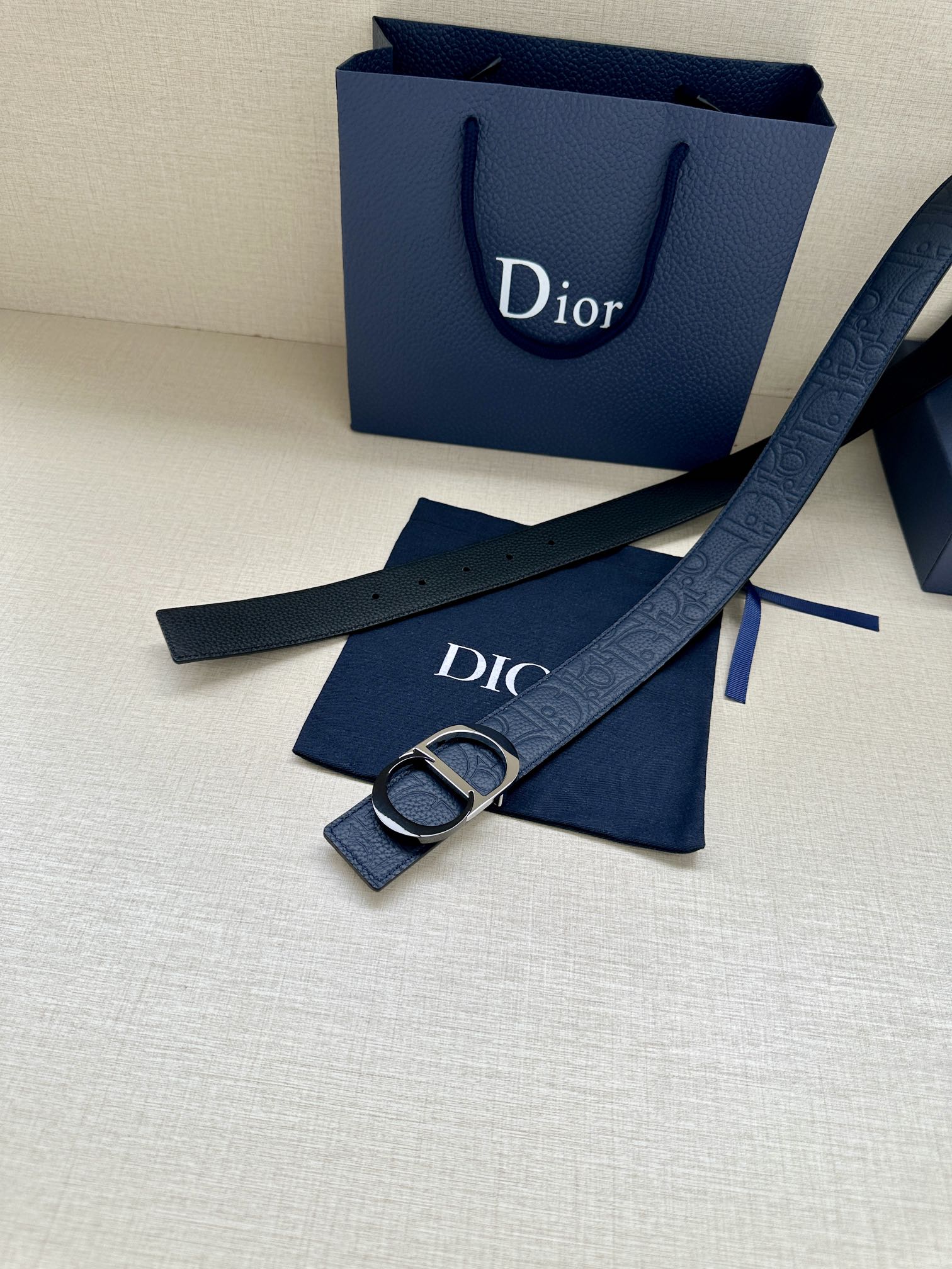 宽度3.5cm 这款 35 毫米双面腰带结合典雅气质与摩登风范。一面采用Dior Gravity 印花效