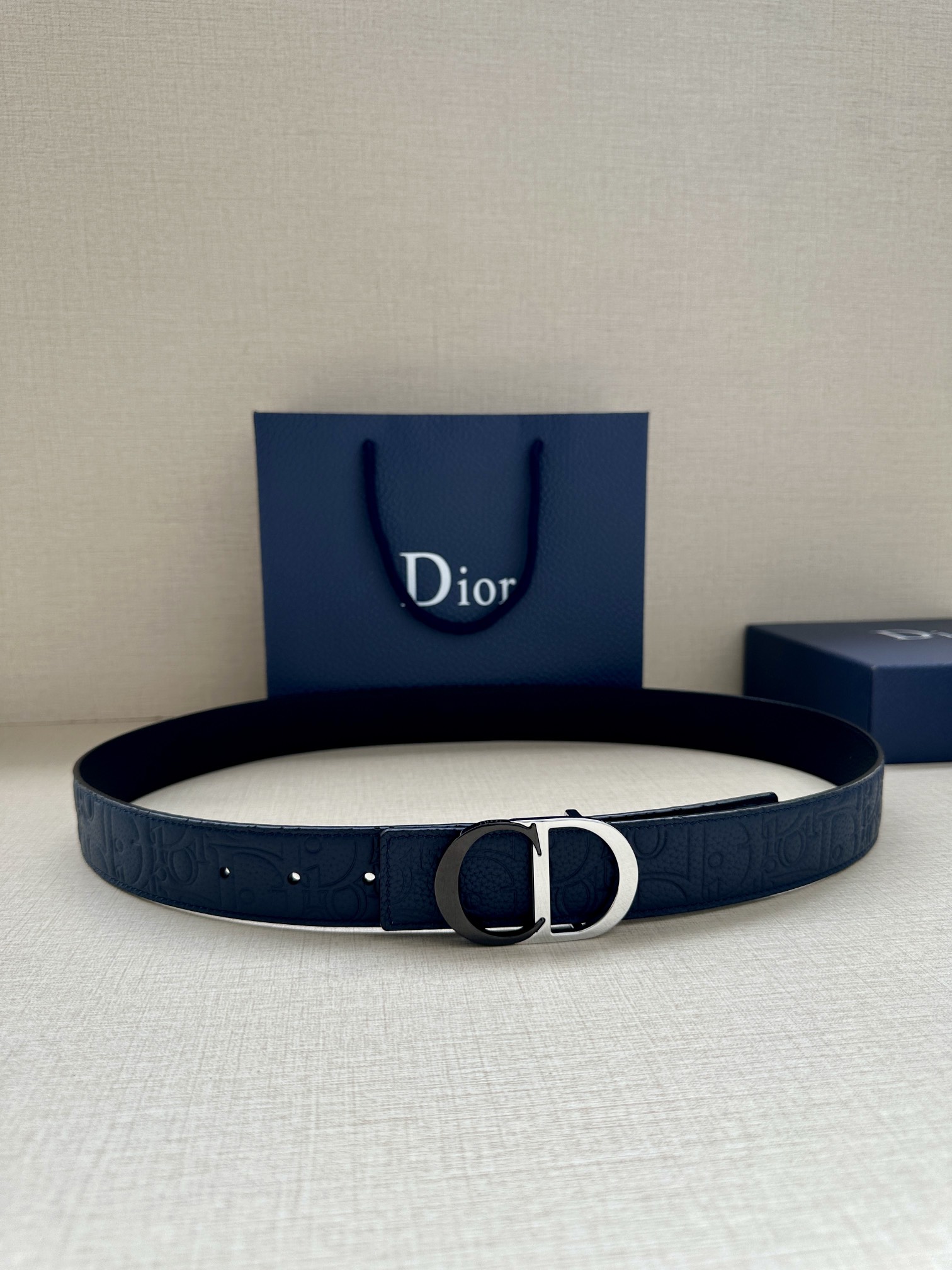 宽度3.5cm 这款 35 毫米双面腰带结合典雅气质与摩登风范。一面采用Dior Gravity 印花效