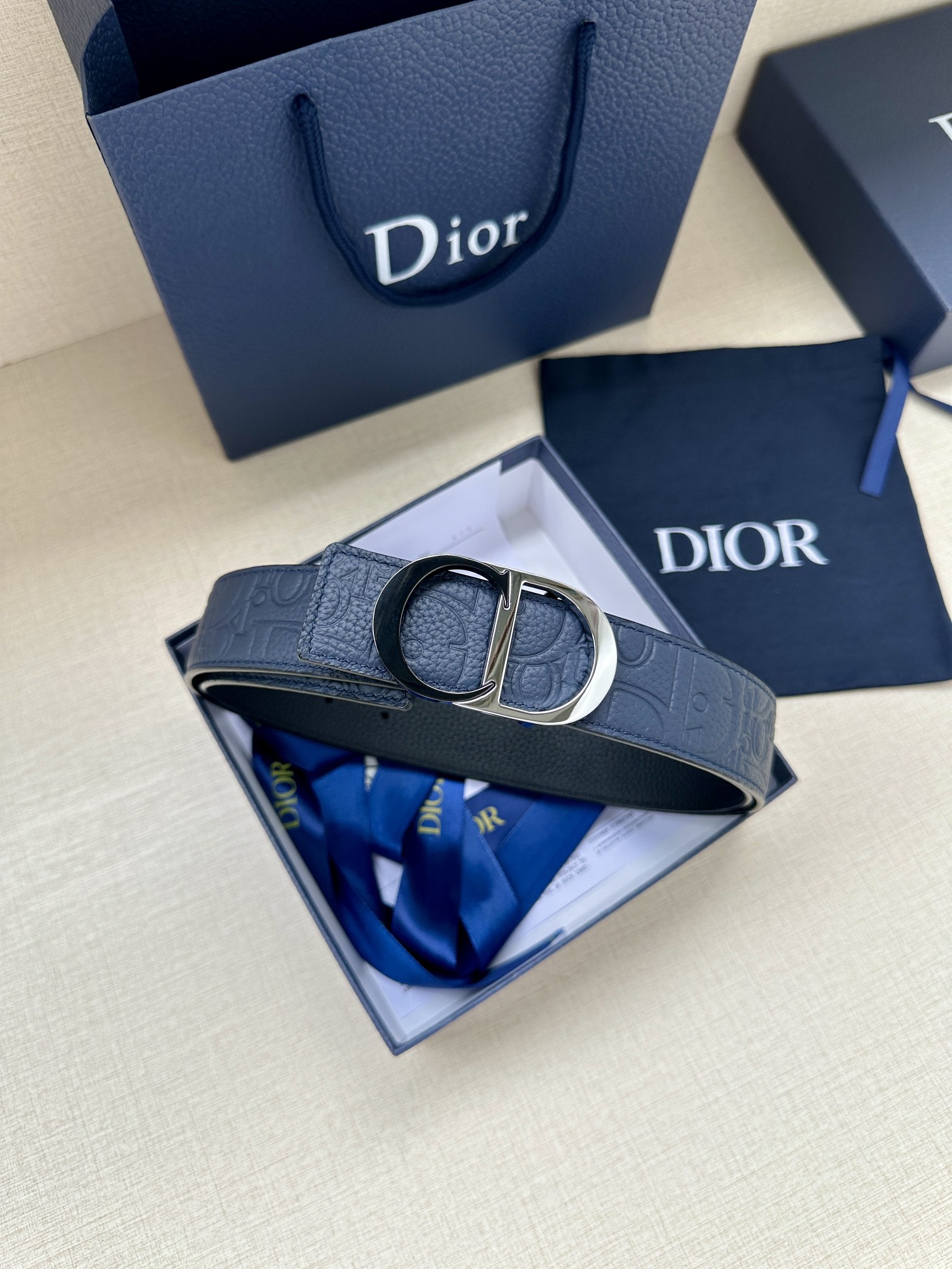 宽度3.5cm 这款 35 毫米双面腰带结合典雅气质与摩登风范。一面采用Dior Gravity 印花效