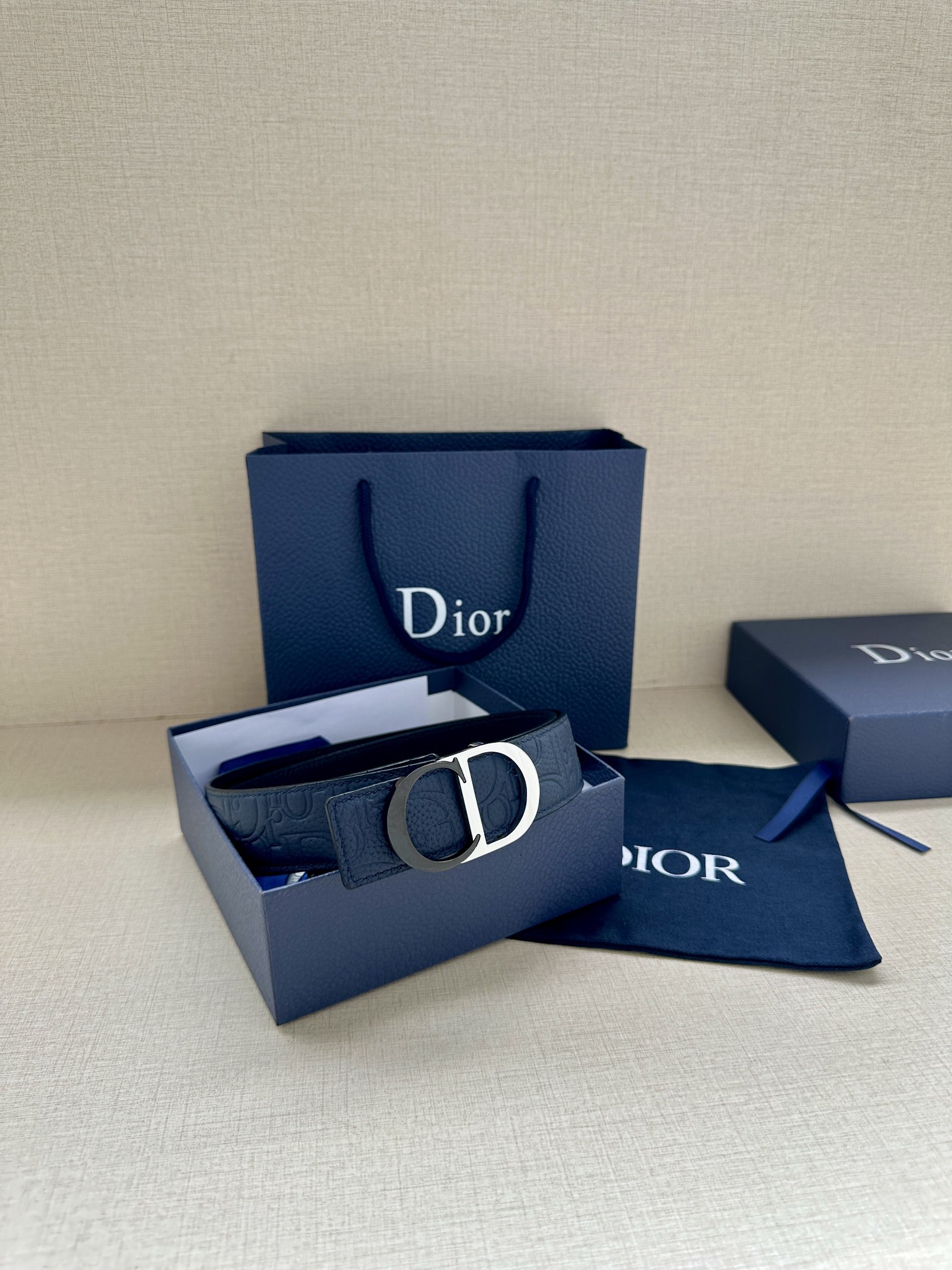 宽度3.5cm 这款 35 毫米双面腰带结合典雅气质与摩登风范。一面采用Dior Gravity 印花效