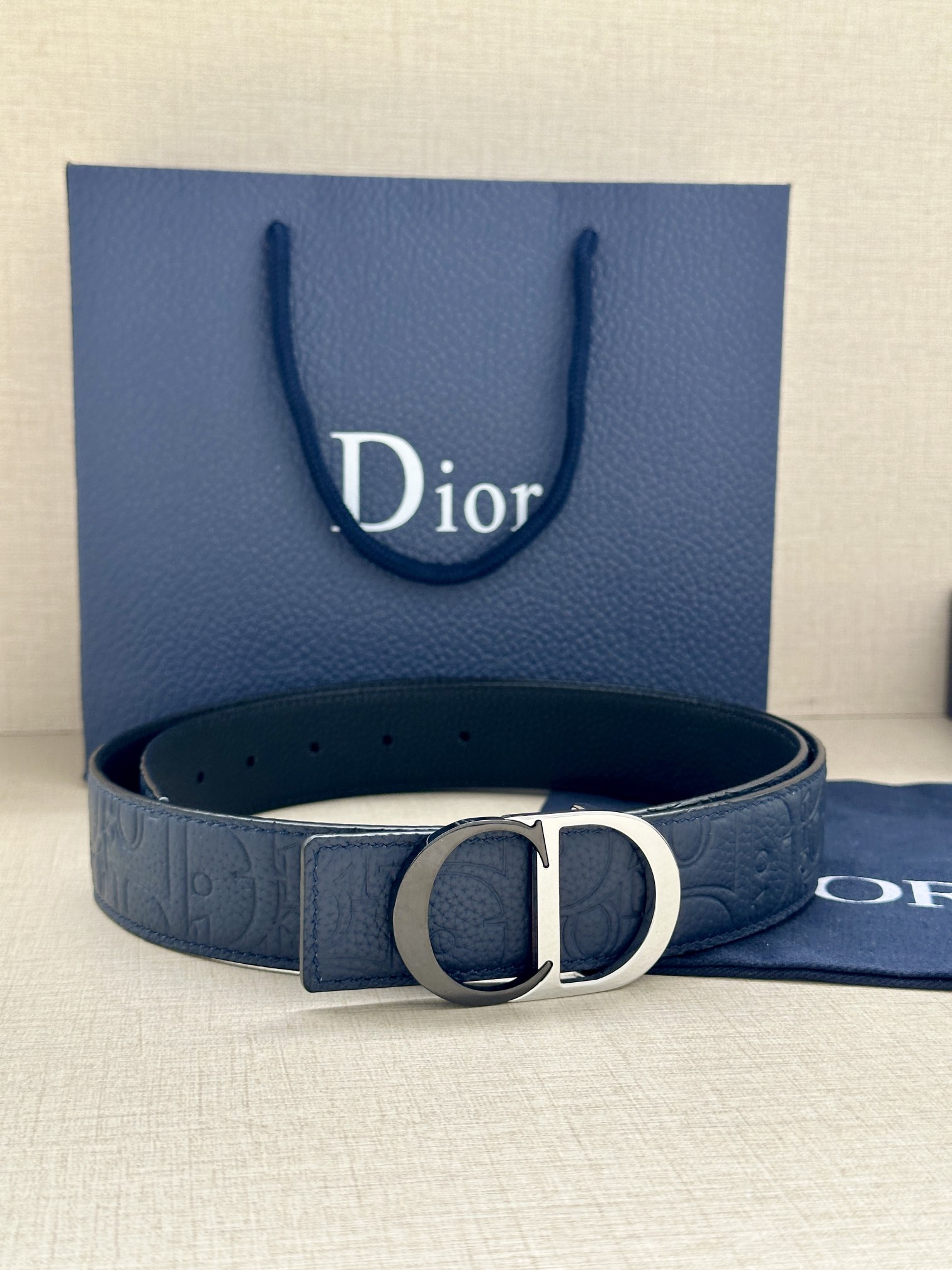 宽度3.5cm 这款 35 毫米双面腰带结合典雅气质与摩登风范。一面采用Dior Gravity 印花效