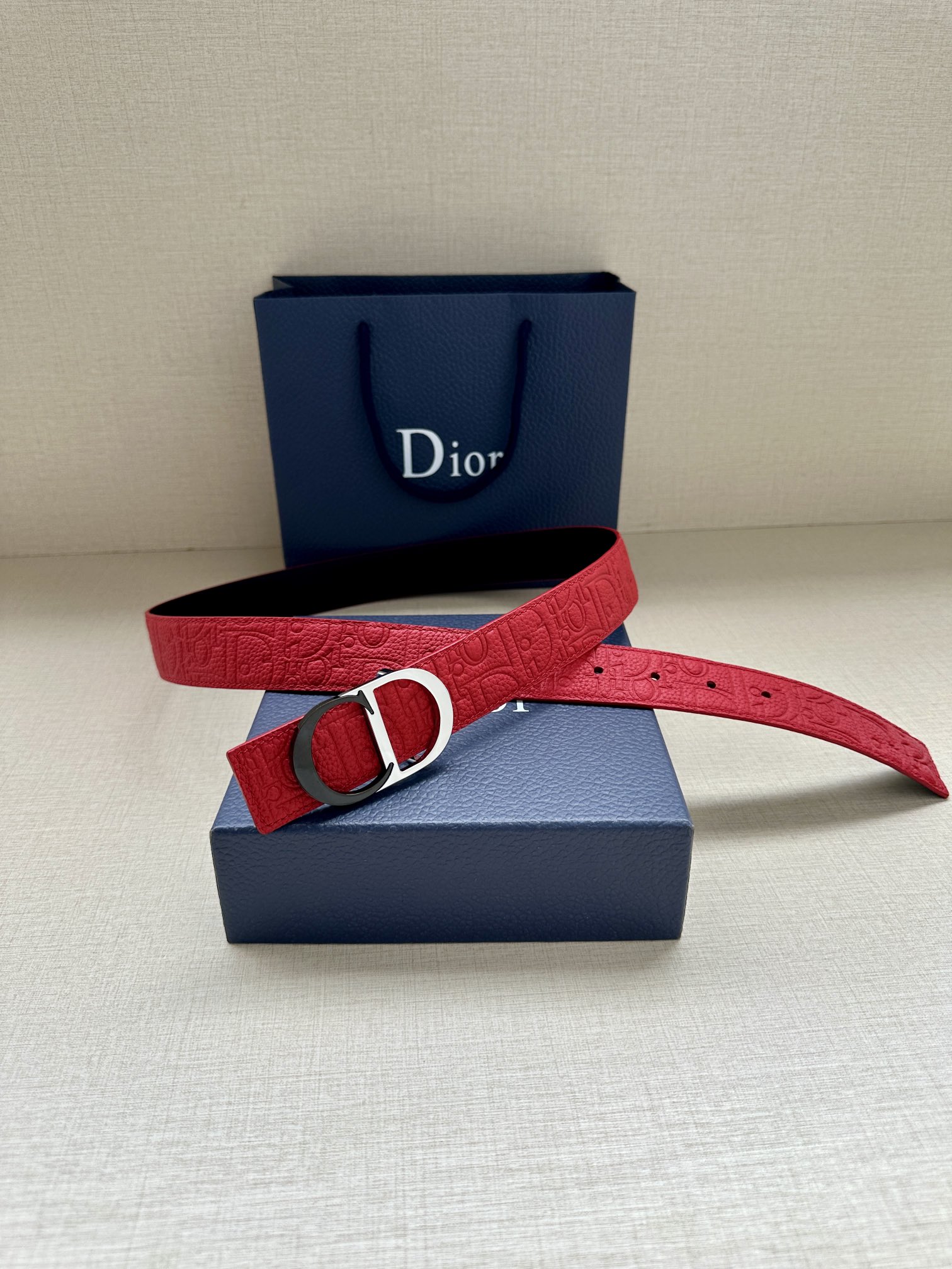 宽度3.5cm 这款 35 毫米双面腰带结合典雅气质与摩登风范。一面采用Dior Gravity 印花效