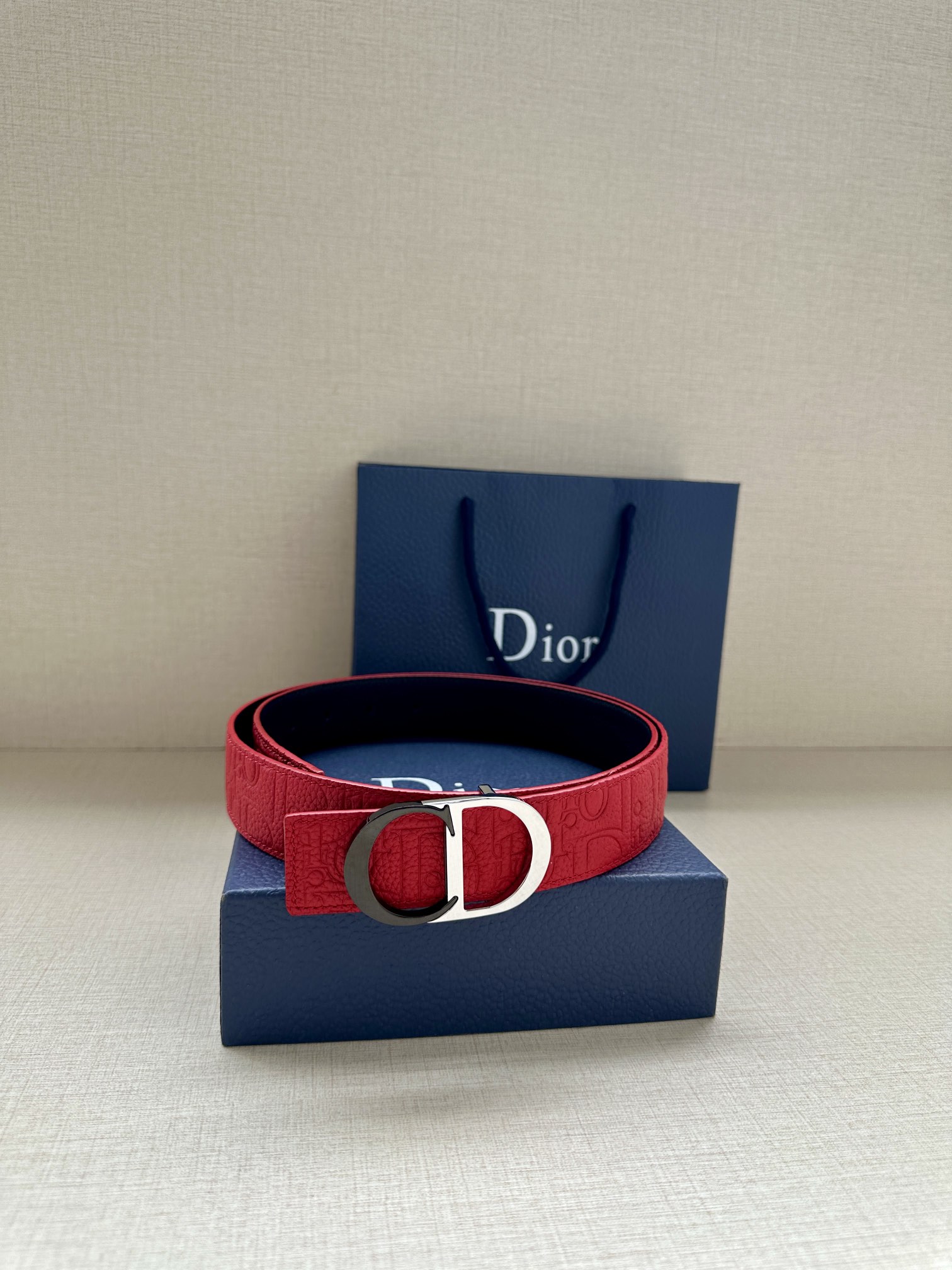 宽度3.5cm 这款 35 毫米双面腰带结合典雅气质与摩登风范。一面采用Dior Gravity 印花效