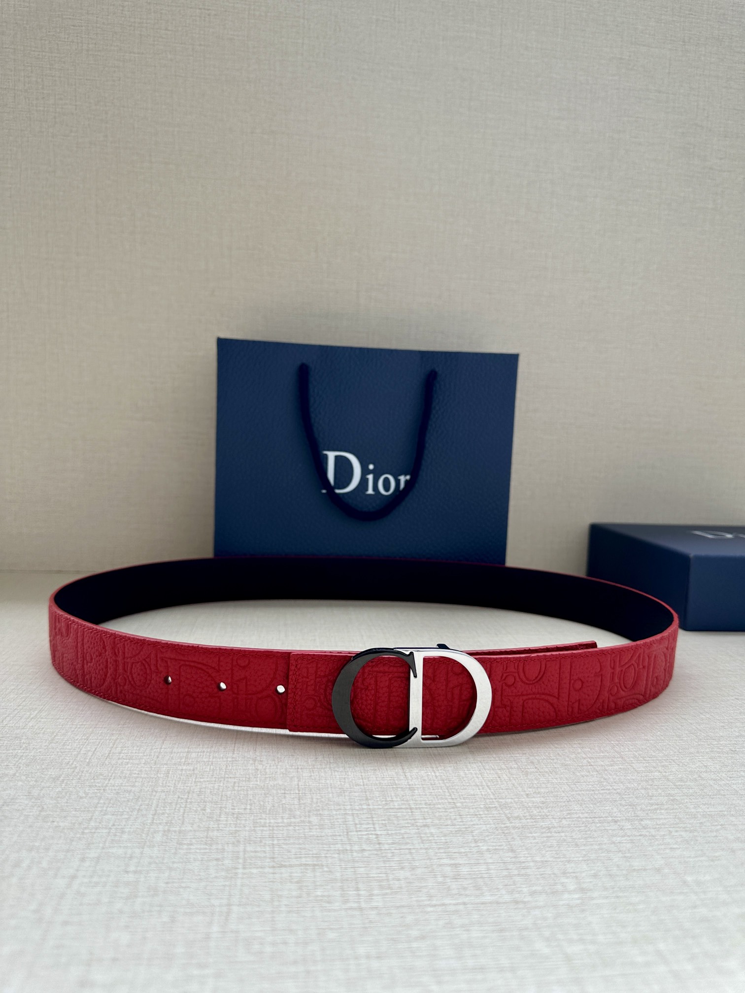 宽度3.5cm 这款 35 毫米双面腰带结合典雅气质与摩登风范。一面采用Dior Gravity 印花效
