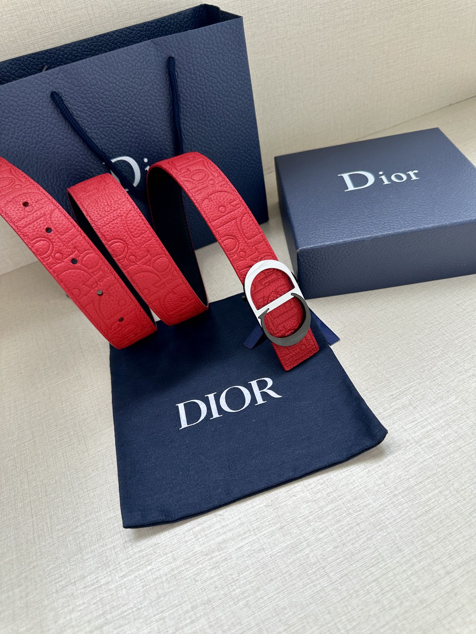 宽度3.5cm 这款 35 毫米双面腰带结合典雅气质与摩登风范。一面采用Dior Gravity 印花效