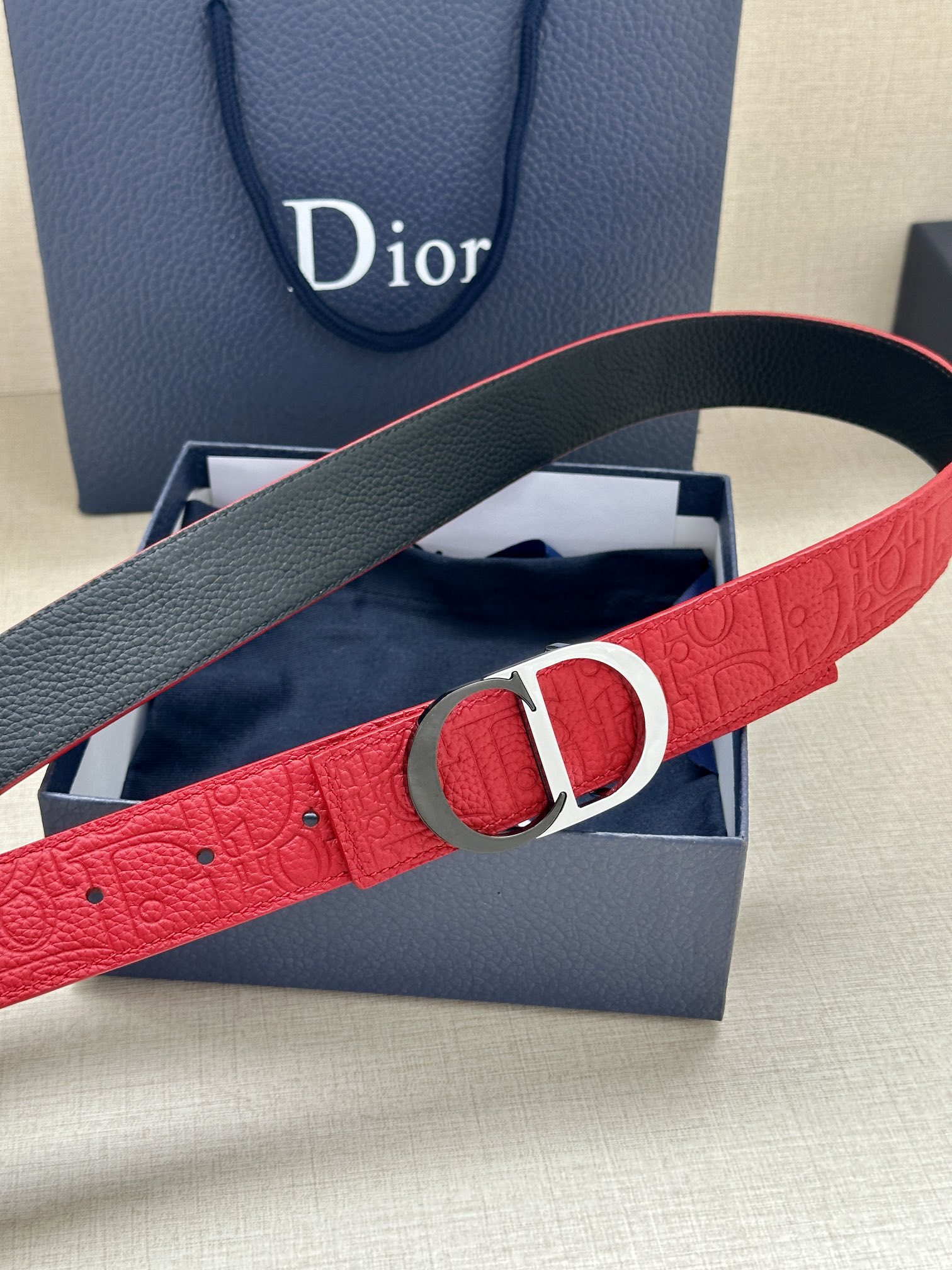 宽度3.5cm 这款 35 毫米双面腰带结合典雅气质与摩登风范。一面采用Dior Gravity 印花效