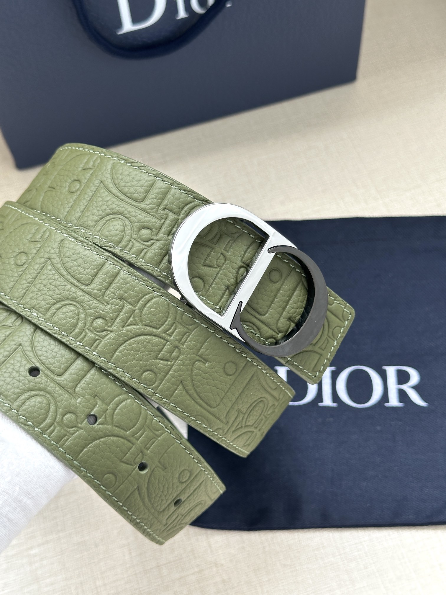 宽度3.5cm 这款 35 毫米双面腰带结合典雅气质与摩登风范。一面采用Dior Gravity 印花效