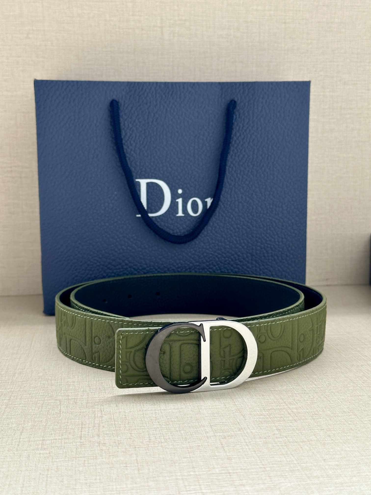 宽度3.5cm 这款 35 毫米双面腰带结合典雅气质与摩登风范。一面采用Dior Gravity 印花效