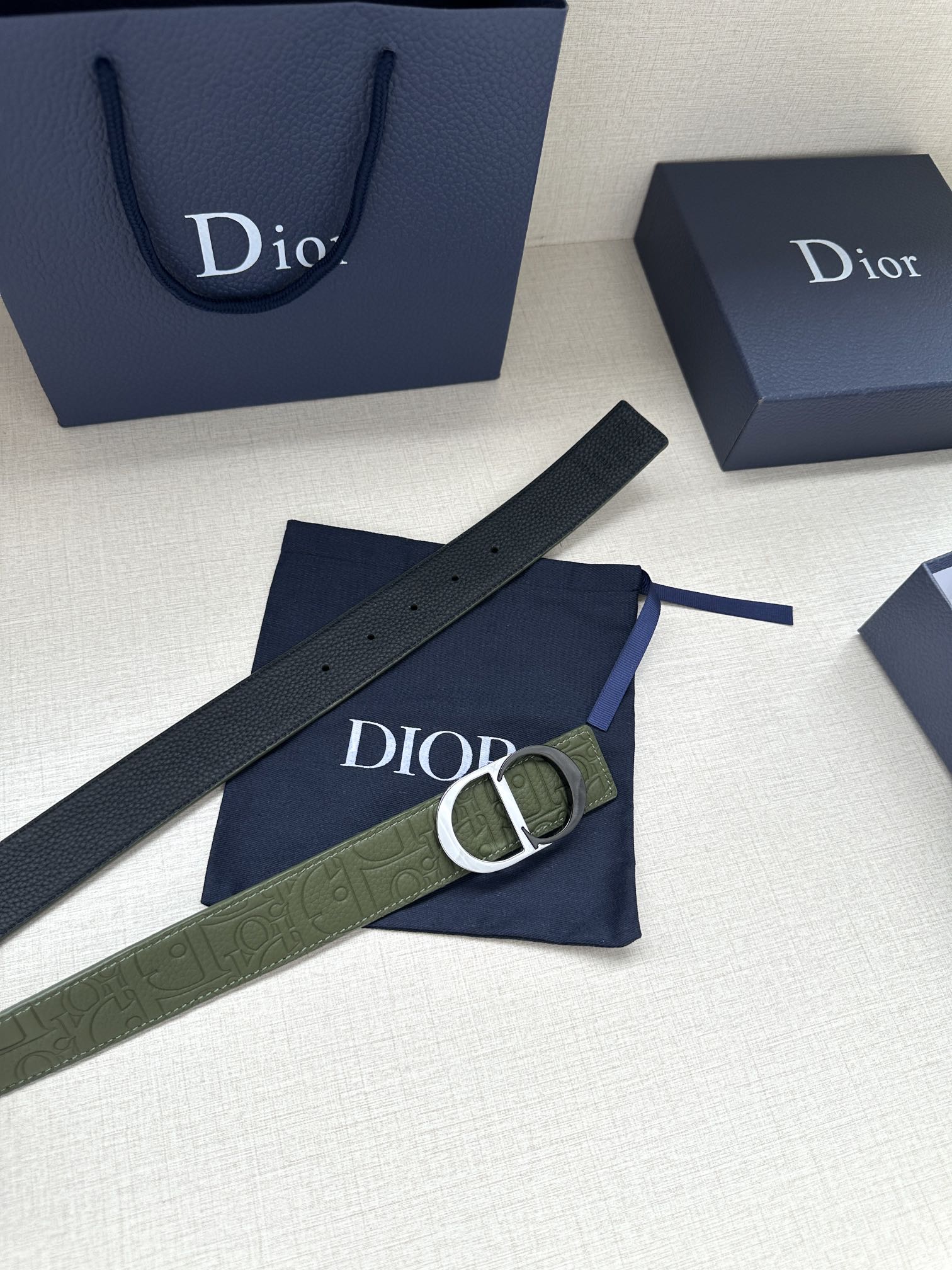 宽度3.5cm 这款 35 毫米双面腰带结合典雅气质与摩登风范。一面采用Dior Gravity 印花效