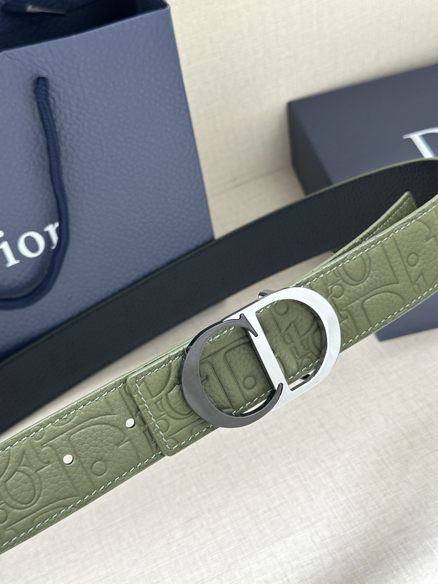 宽度3.5cm 这款 35 毫米双面腰带结合典雅气质与摩登风范。一面采用Dior Gravity 印花效