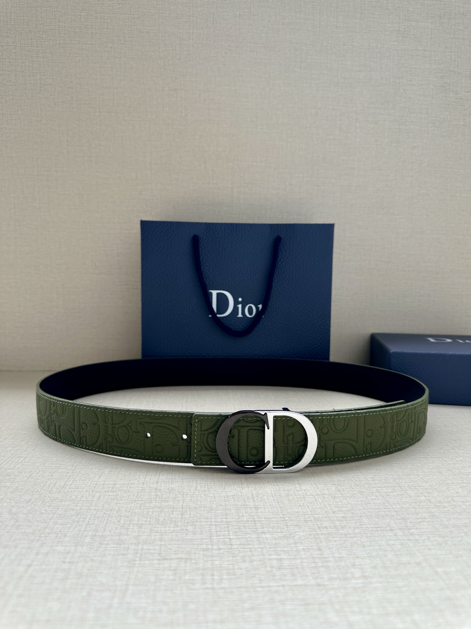 宽度3.5cm 这款 35 毫米双面腰带结合典雅气质与摩登风范。一面采用Dior Gravity 印花效