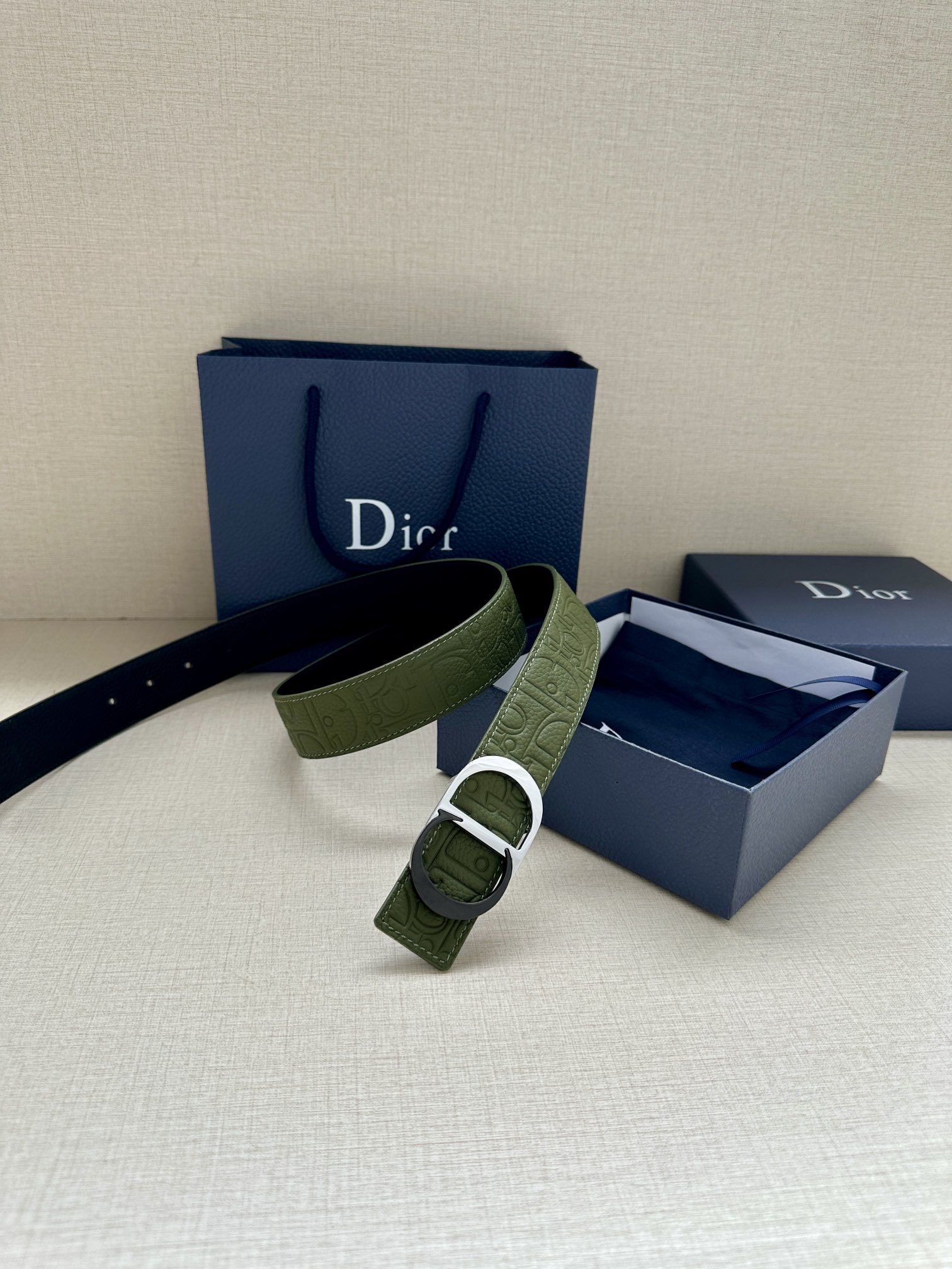 宽度3.5cm 这款 35 毫米双面腰带结合典雅气质与摩登风范。一面采用Dior Gravity 印花效