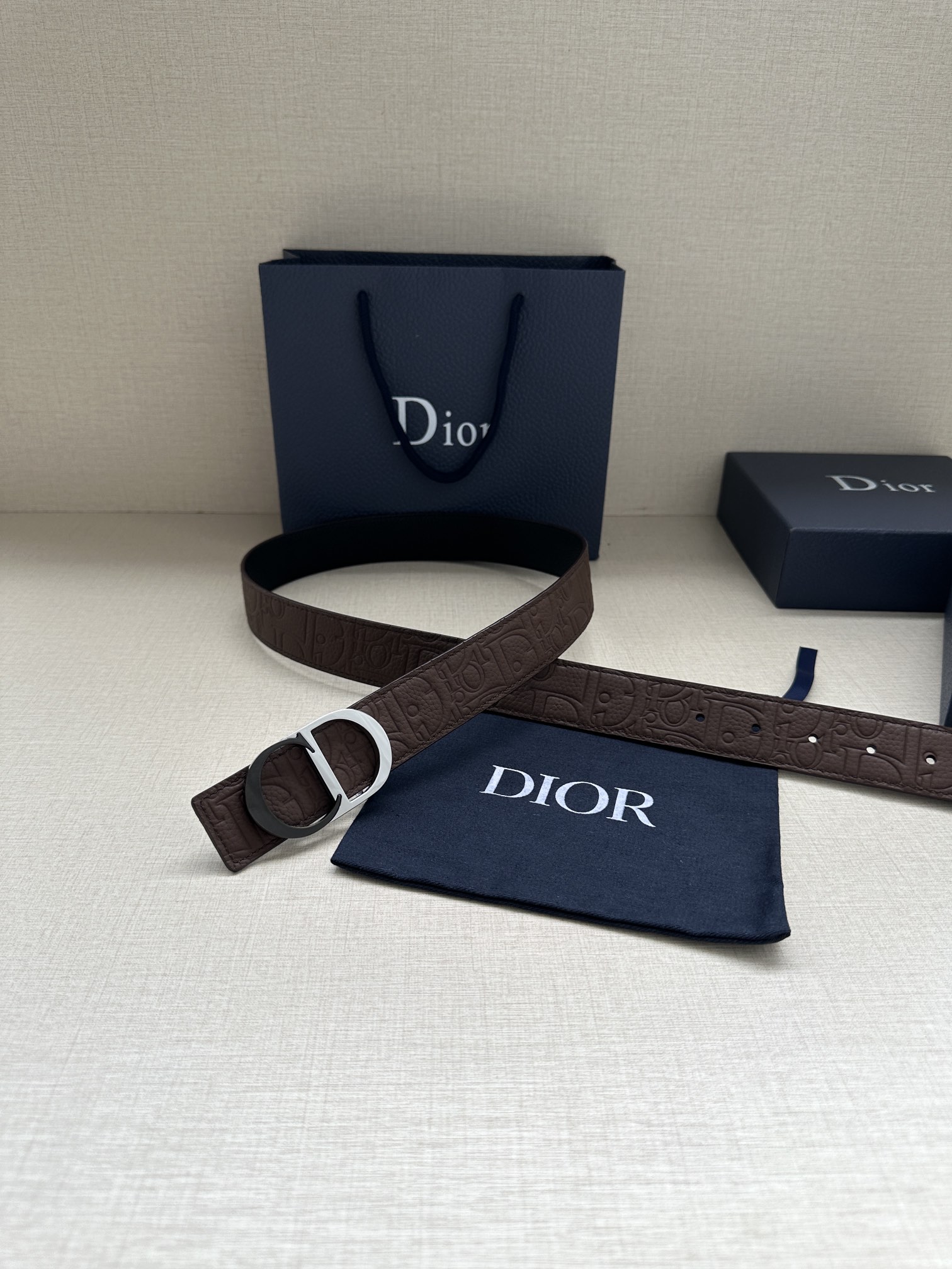 宽度3.5cm 这款 35 毫米双面腰带结合典雅气质与摩登风范。一面采用Dior Gravity 印花效