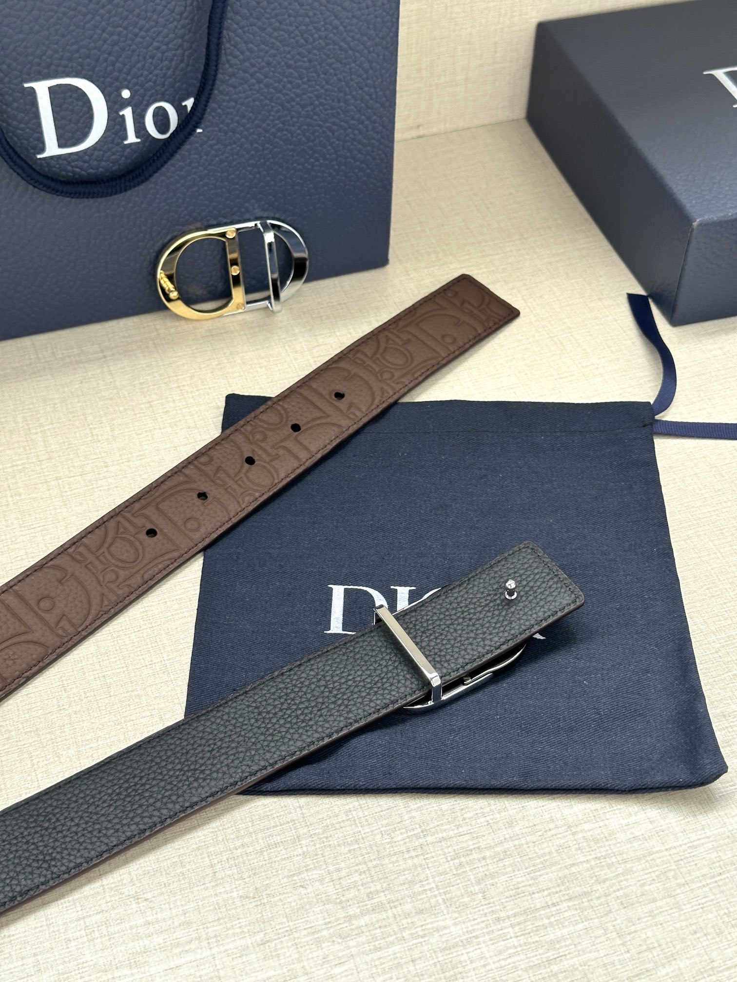 宽度3.5cm 这款 35 毫米双面腰带结合典雅气质与摩登风范。一面采用Dior Gravity 印花效