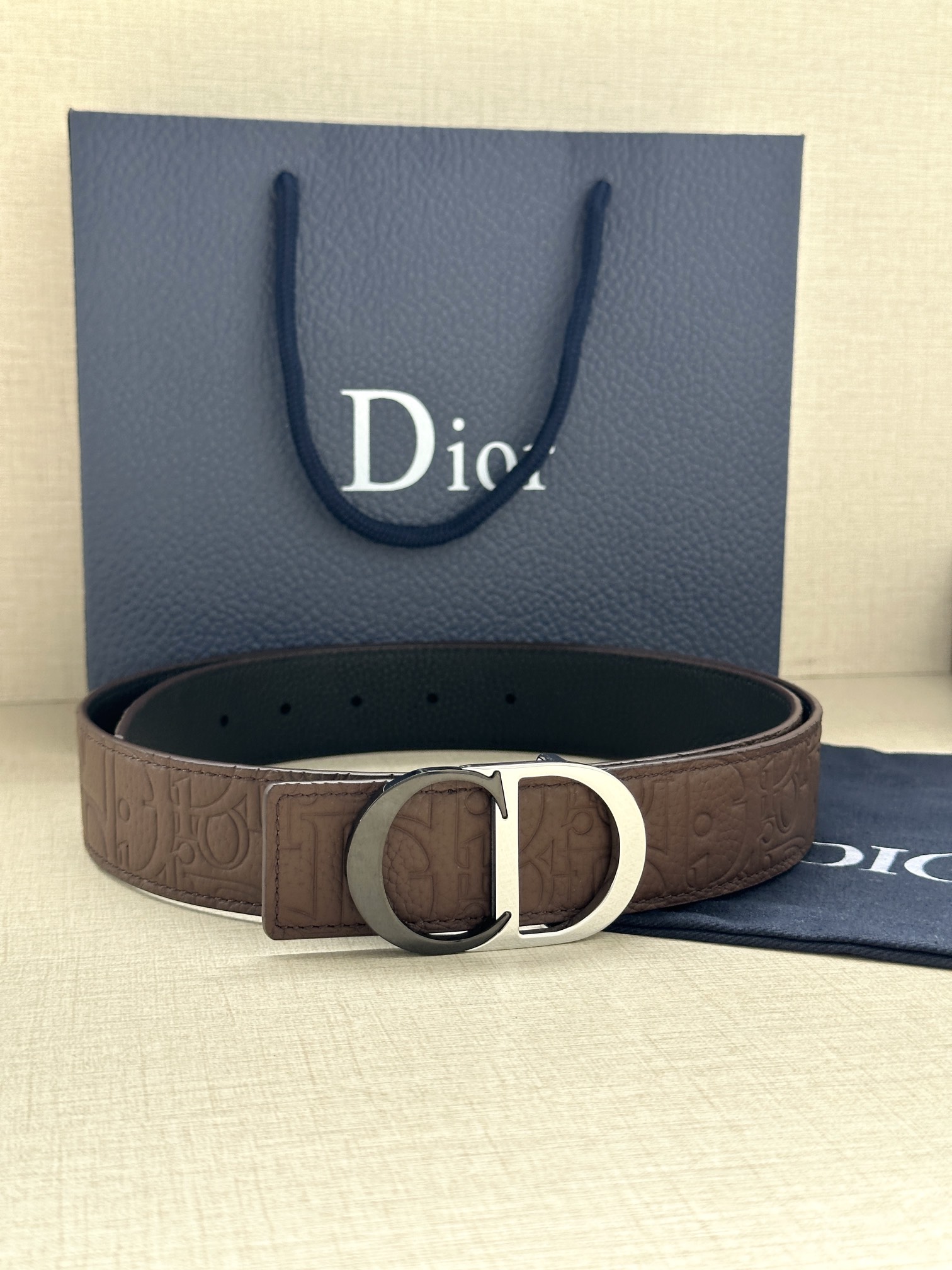 宽度3.5cm 这款 35 毫米双面腰带结合典雅气质与摩登风范。一面采用Dior Gravity 印花效