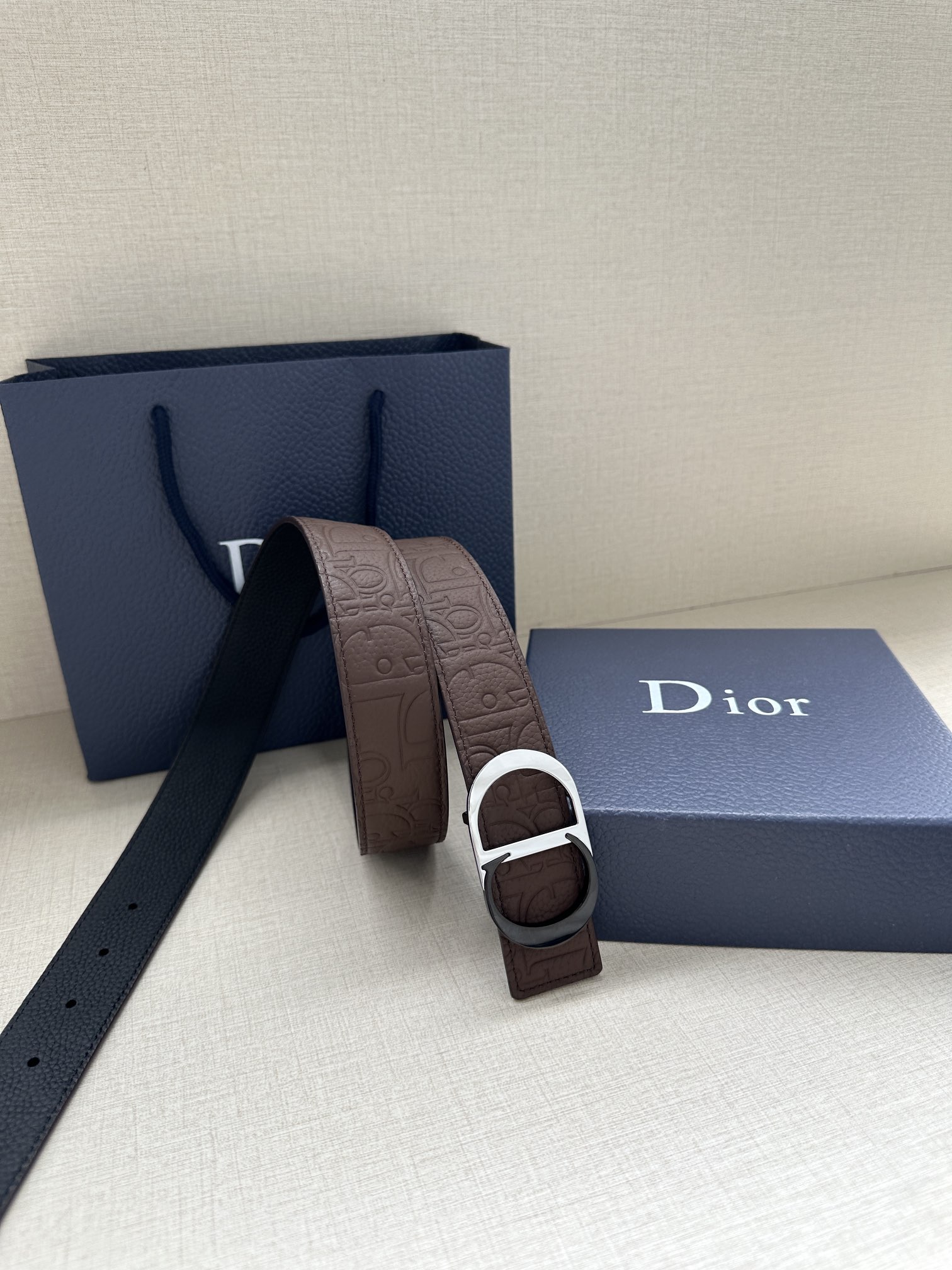 宽度3.5cm 这款 35 毫米双面腰带结合典雅气质与摩登风范。一面采用Dior Gravity 印花效