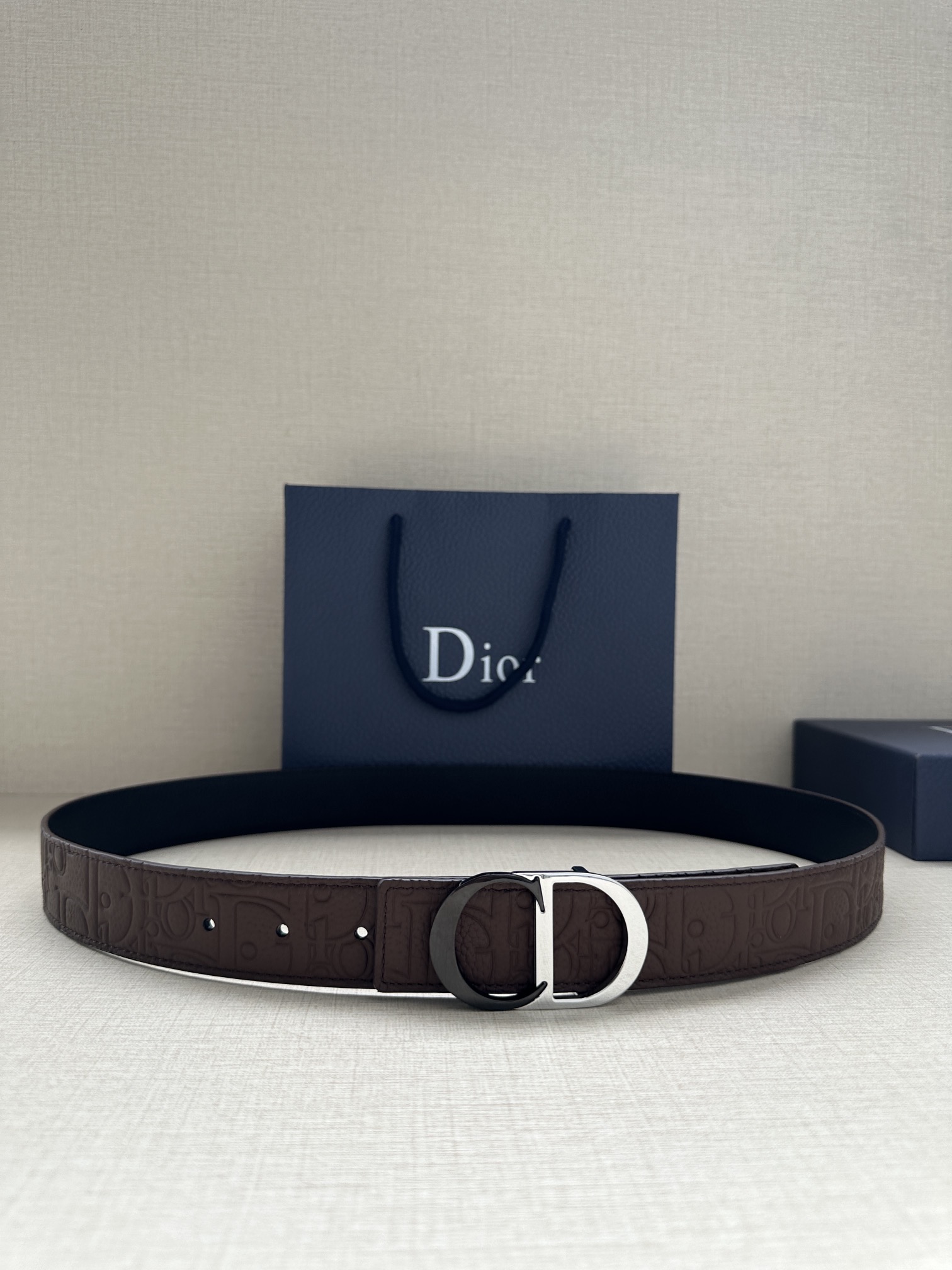宽度3.5cm 这款 35 毫米双面腰带结合典雅气质与摩登风范。一面采用Dior Gravity 印花效