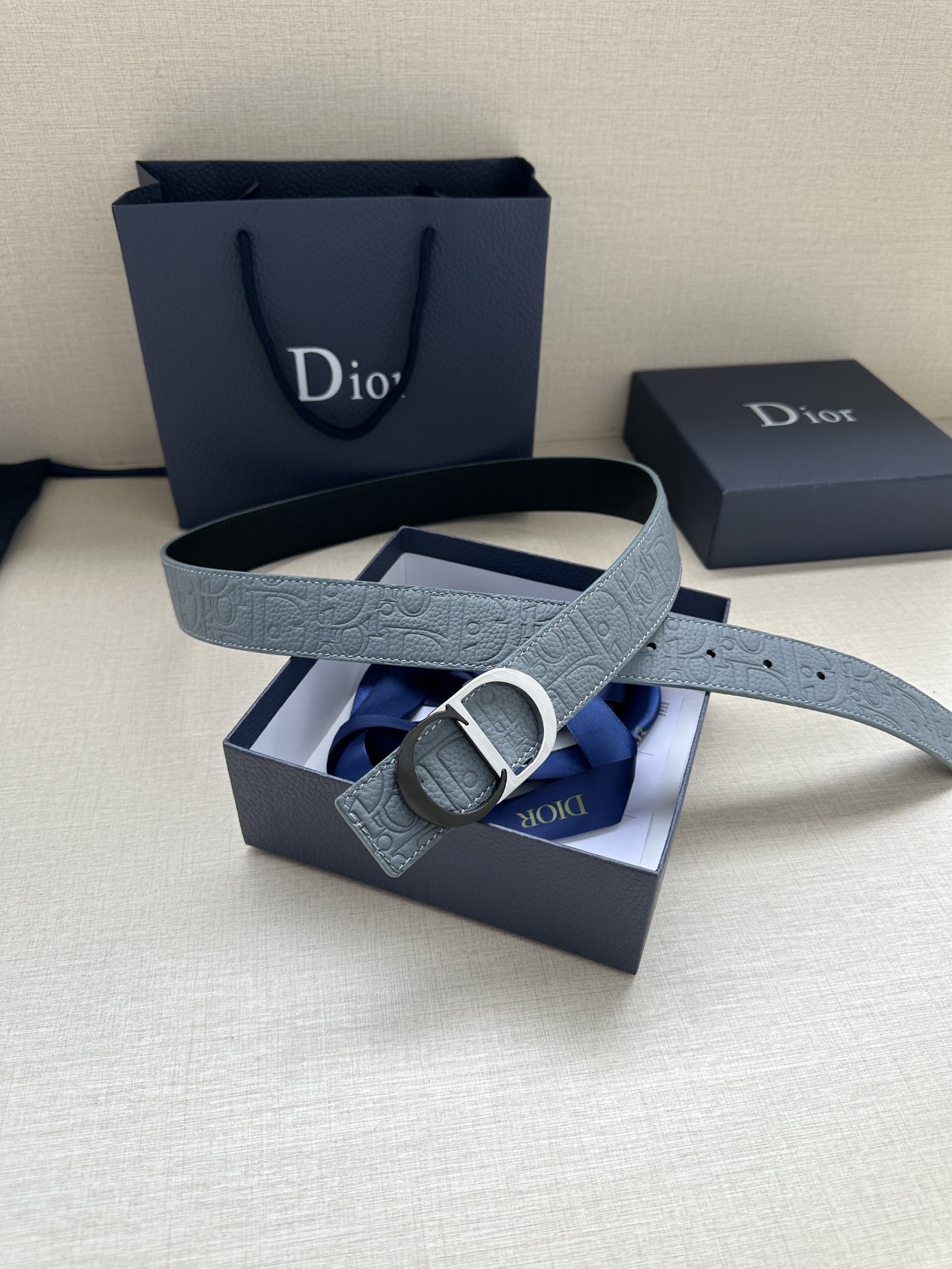 宽度3.5cm 这款 35 毫米双面腰带结合典雅气质与摩登风范。一面采用Dior Gravity 印花效