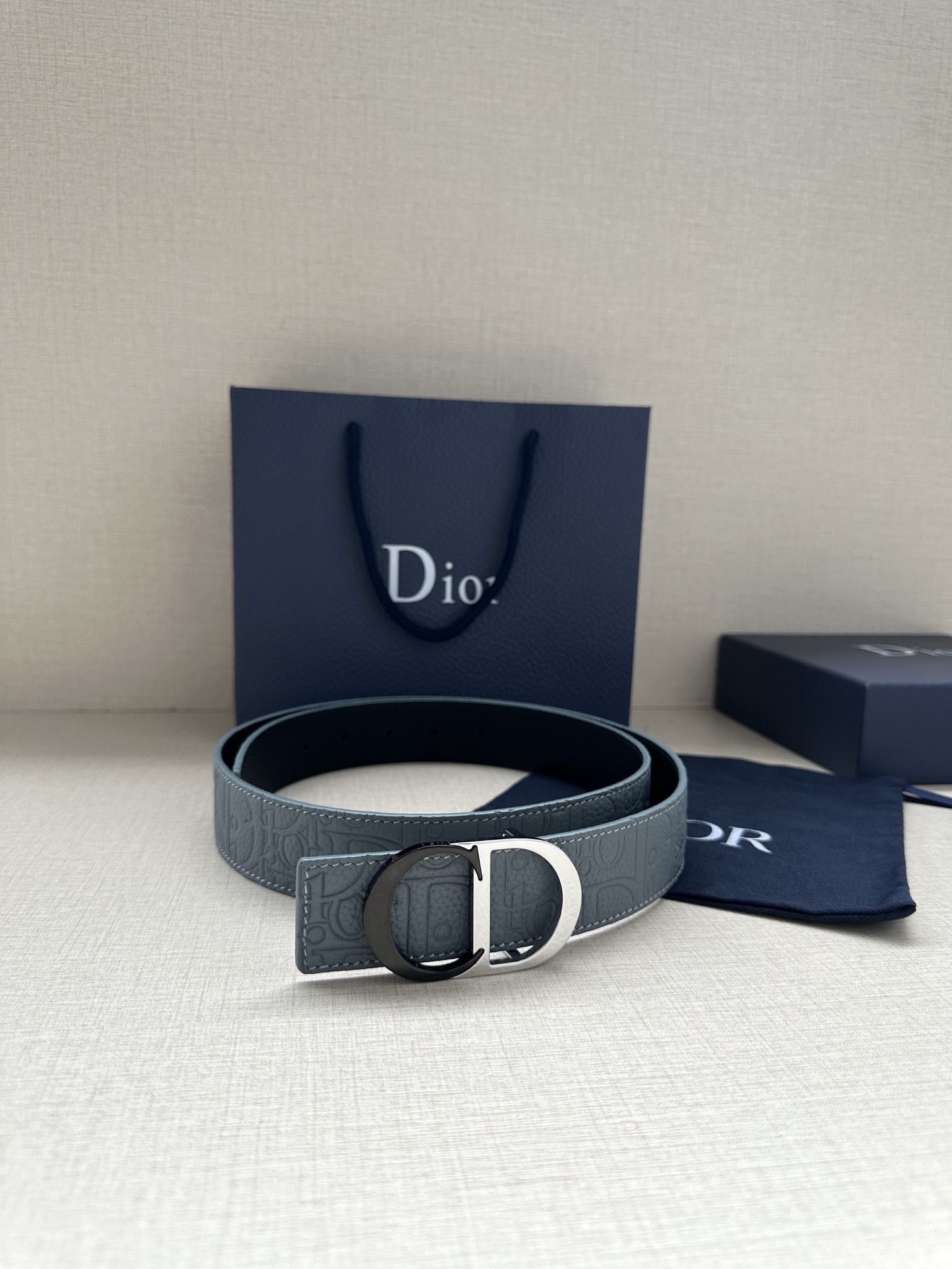 宽度3.5cm 这款 35 毫米双面腰带结合典雅气质与摩登风范。一面采用Dior Gravity 印花效