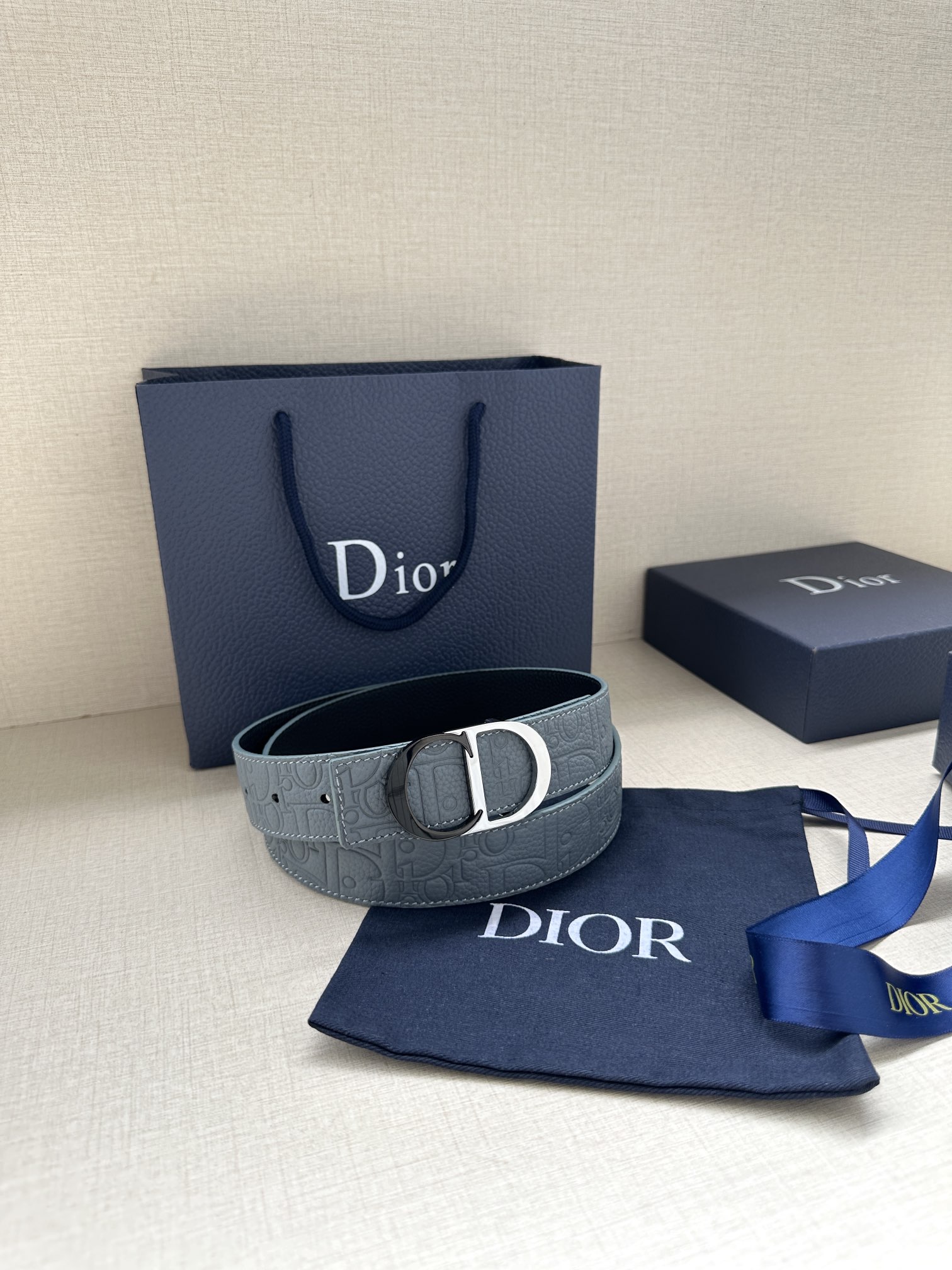宽度3.5cm 这款 35 毫米双面腰带结合典雅气质与摩登风范。一面采用Dior Gravity 印花效