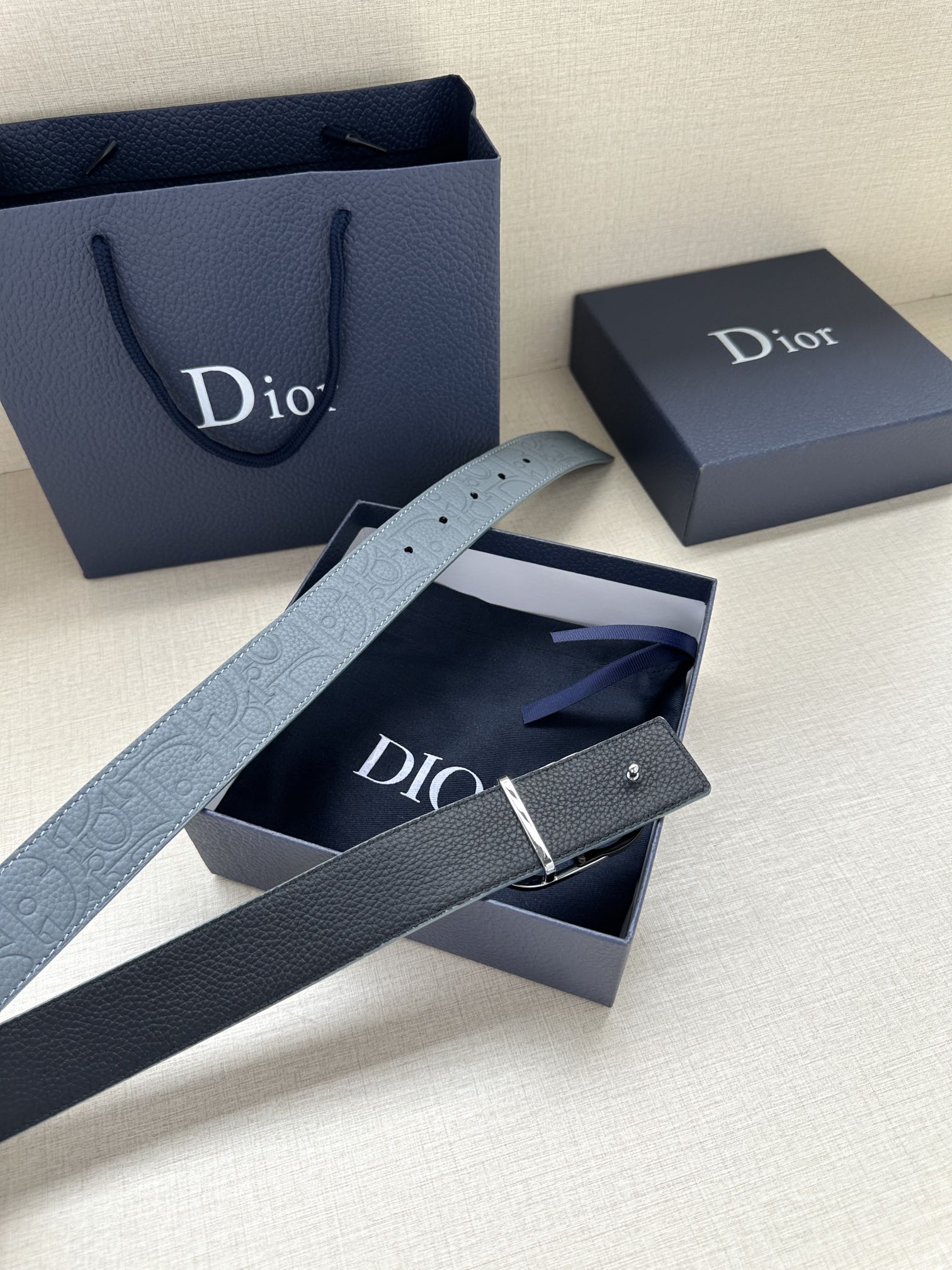宽度3.5cm 这款 35 毫米双面腰带结合典雅气质与摩登风范。一面采用Dior Gravity 印花效