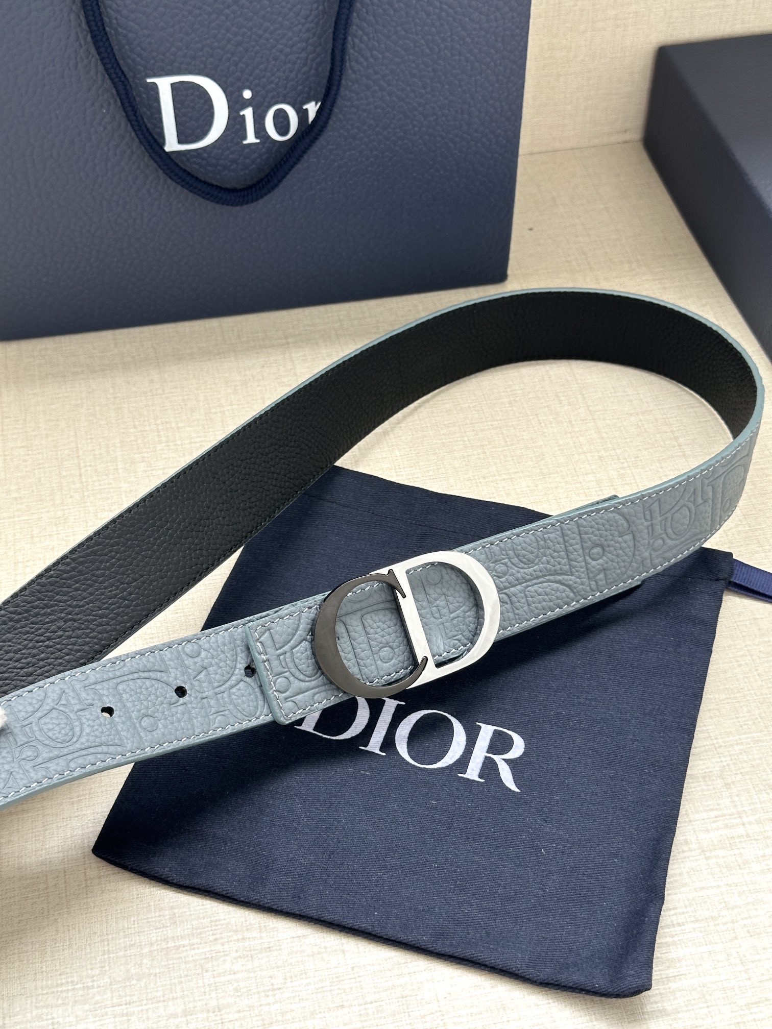 宽度3.5cm 这款 35 毫米双面腰带结合典雅气质与摩登风范。一面采用Dior Gravity 印花效