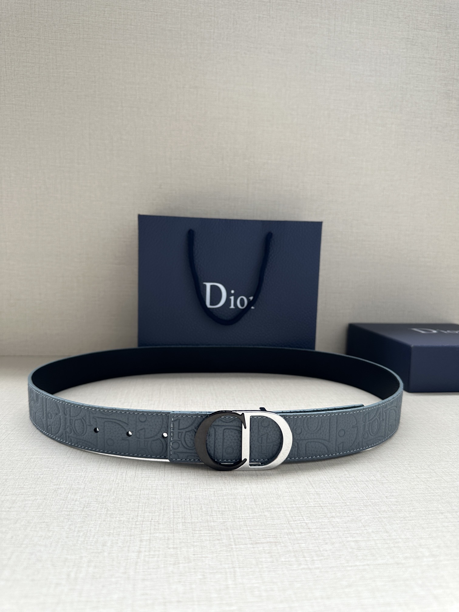 宽度3.5cm 这款 35 毫米双面腰带结合典雅气质与摩登风范。一面采用Dior Gravity 印花效