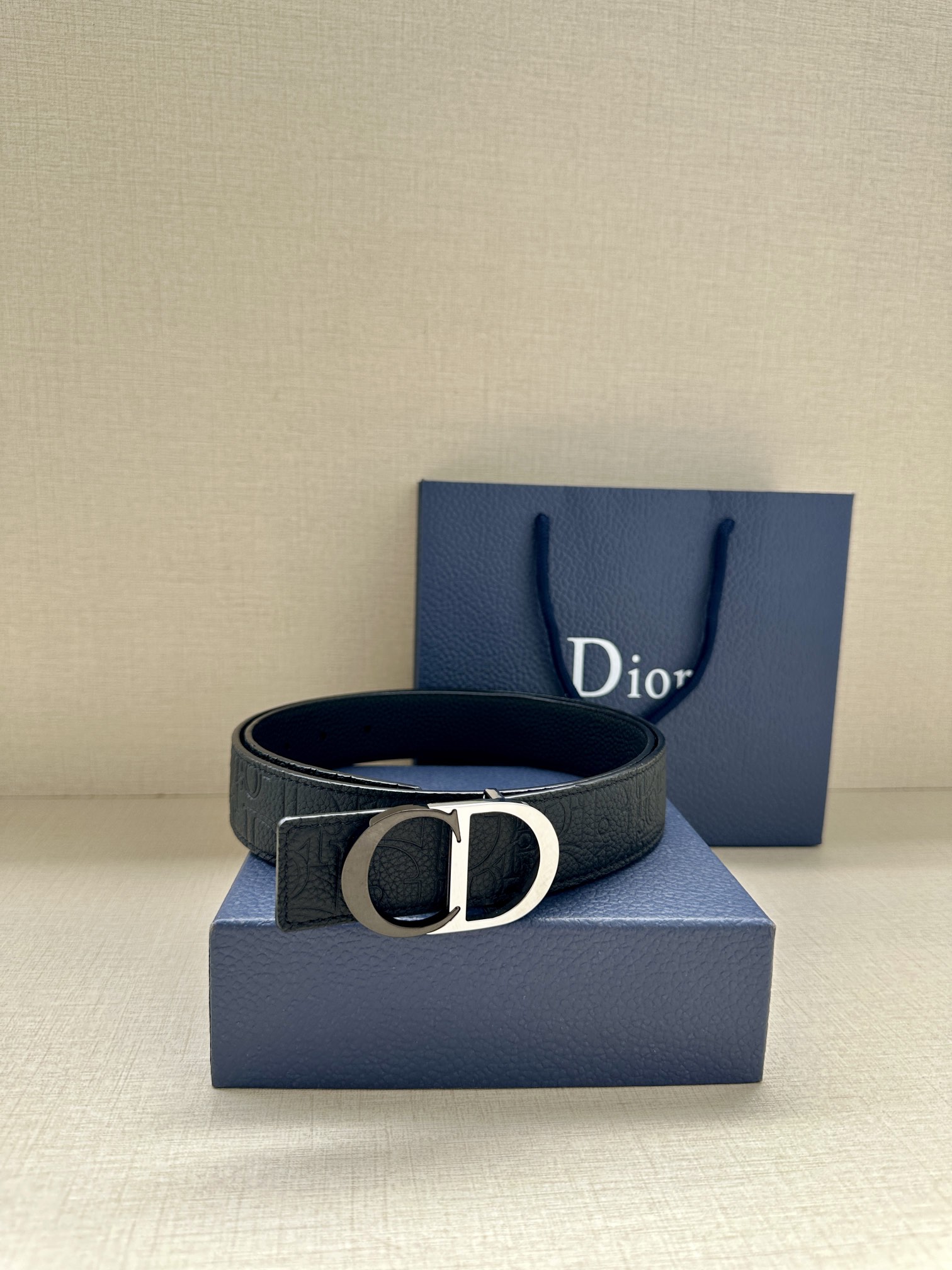 宽度3.5cm 这款 35 毫米双面腰带结合典雅气质与摩登风范。一面采用Dior Gravity 印花效