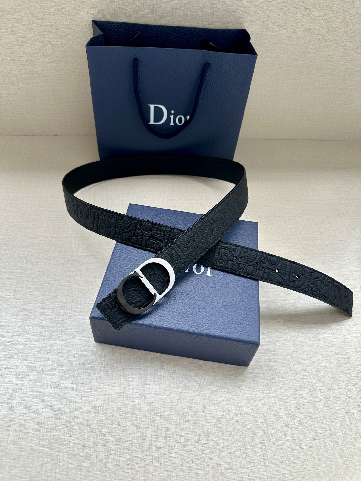 宽度3.5cm 这款 35 毫米双面腰带结合典雅气质与摩登风范。一面采用Dior Gravity 印花效