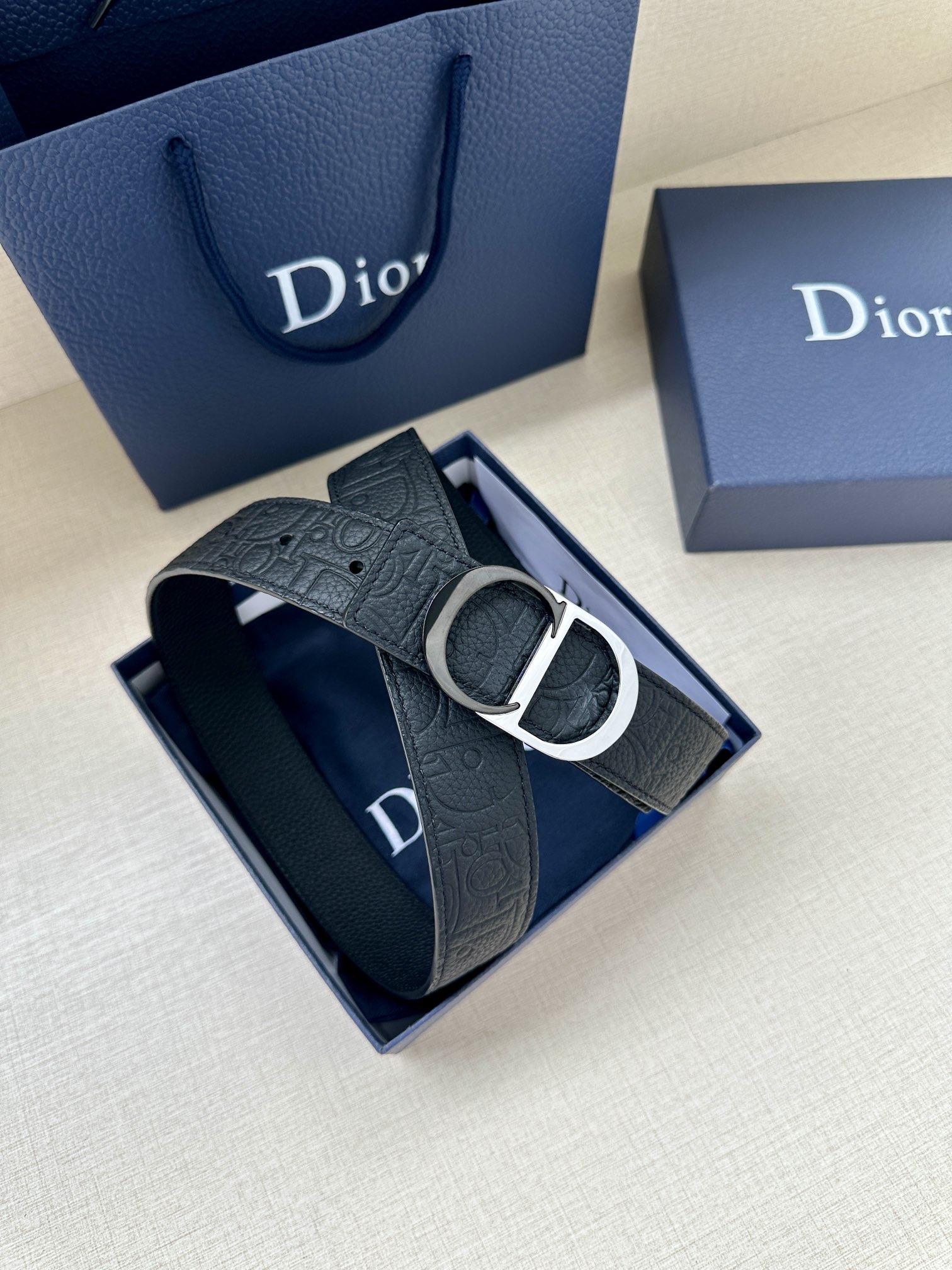 宽度3.5cm 这款 35 毫米双面腰带结合典雅气质与摩登风范。一面采用Dior Gravity 印花效