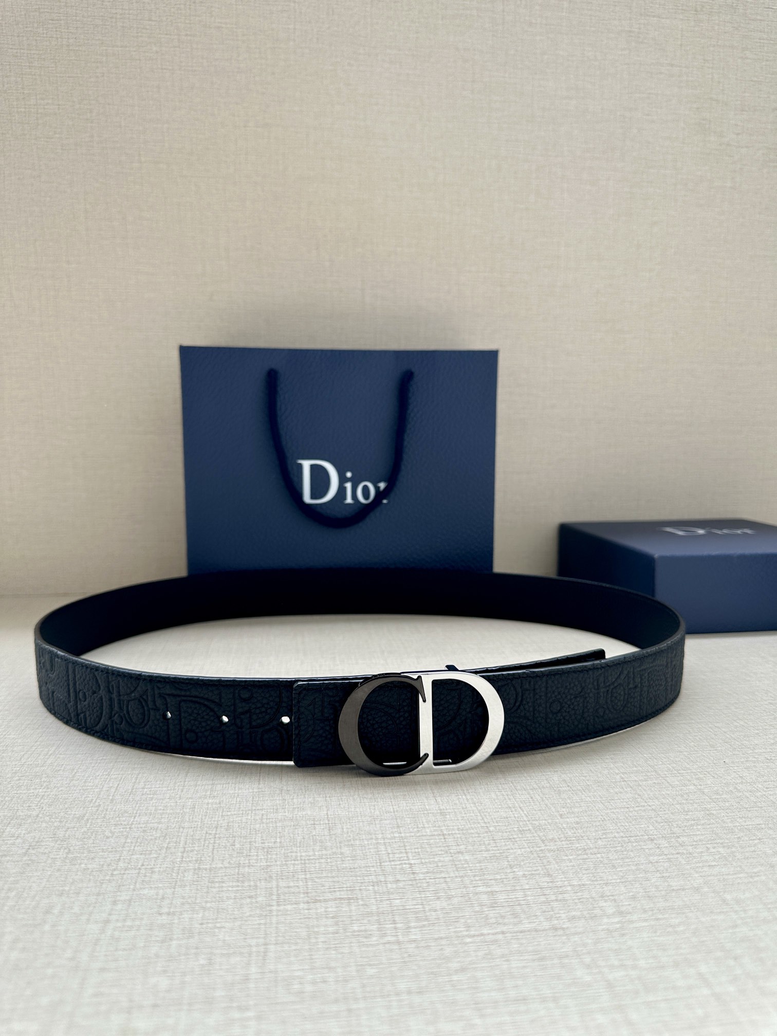 宽度3.5cm 这款 35 毫米双面腰带结合典雅气质与摩登风范。一面采用Dior Gravity 印花效