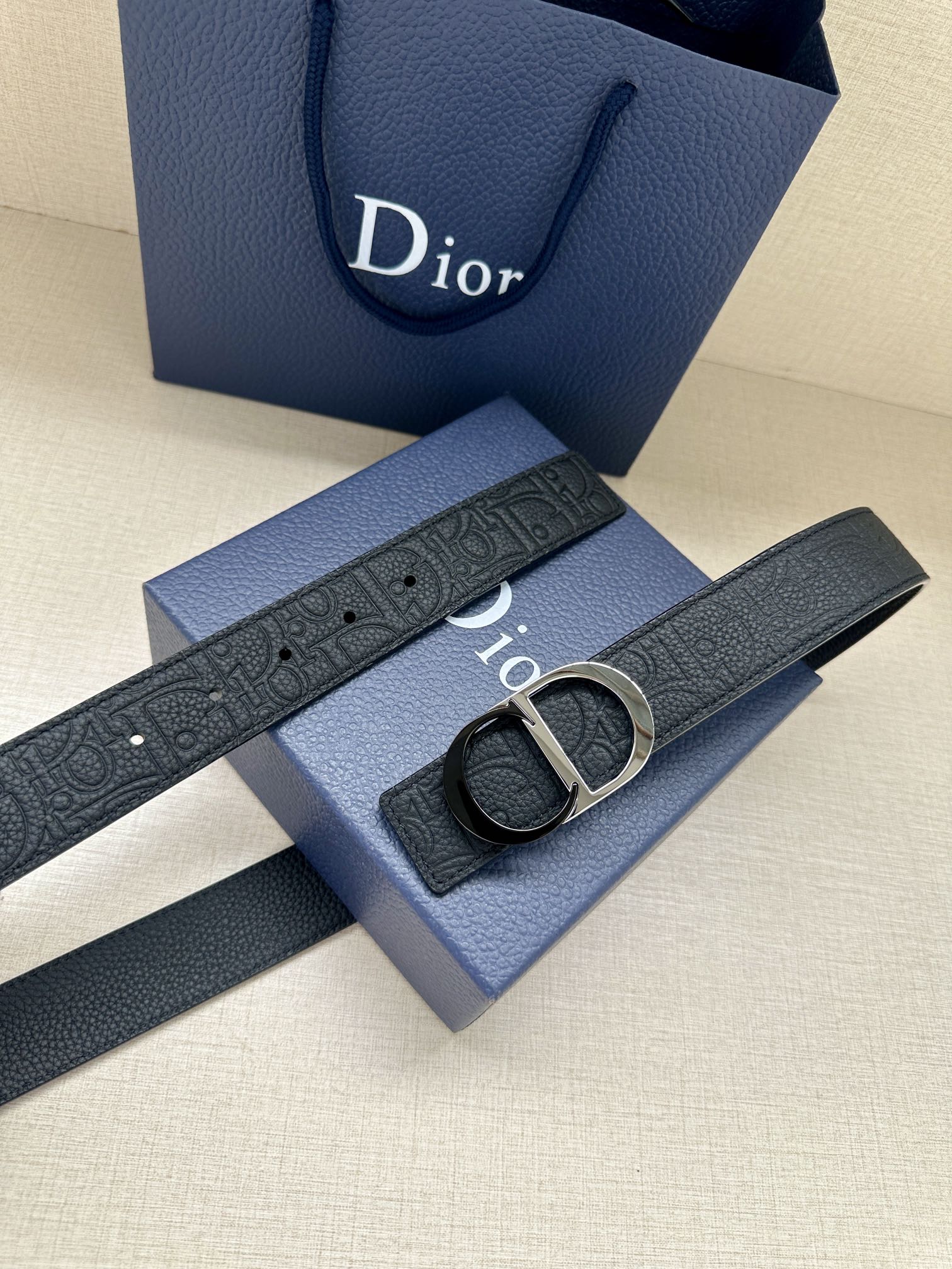 宽度3.5cm 这款 35 毫米双面腰带结合典雅气质与摩登风范。一面采用Dior Gravity 印花效