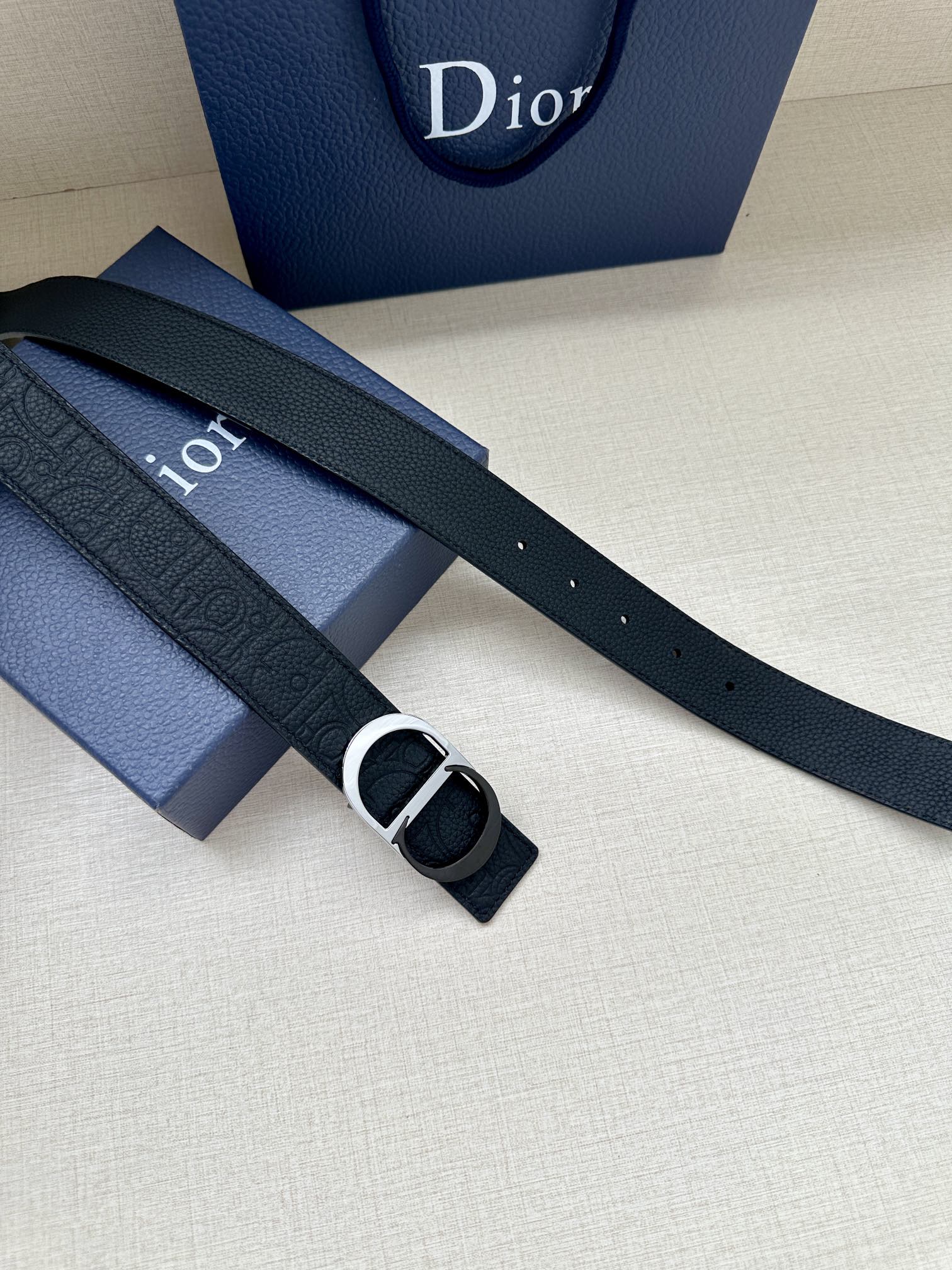 宽度3.5cm 这款 35 毫米双面腰带结合典雅气质与摩登风范。一面采用Dior Gravity 印花效