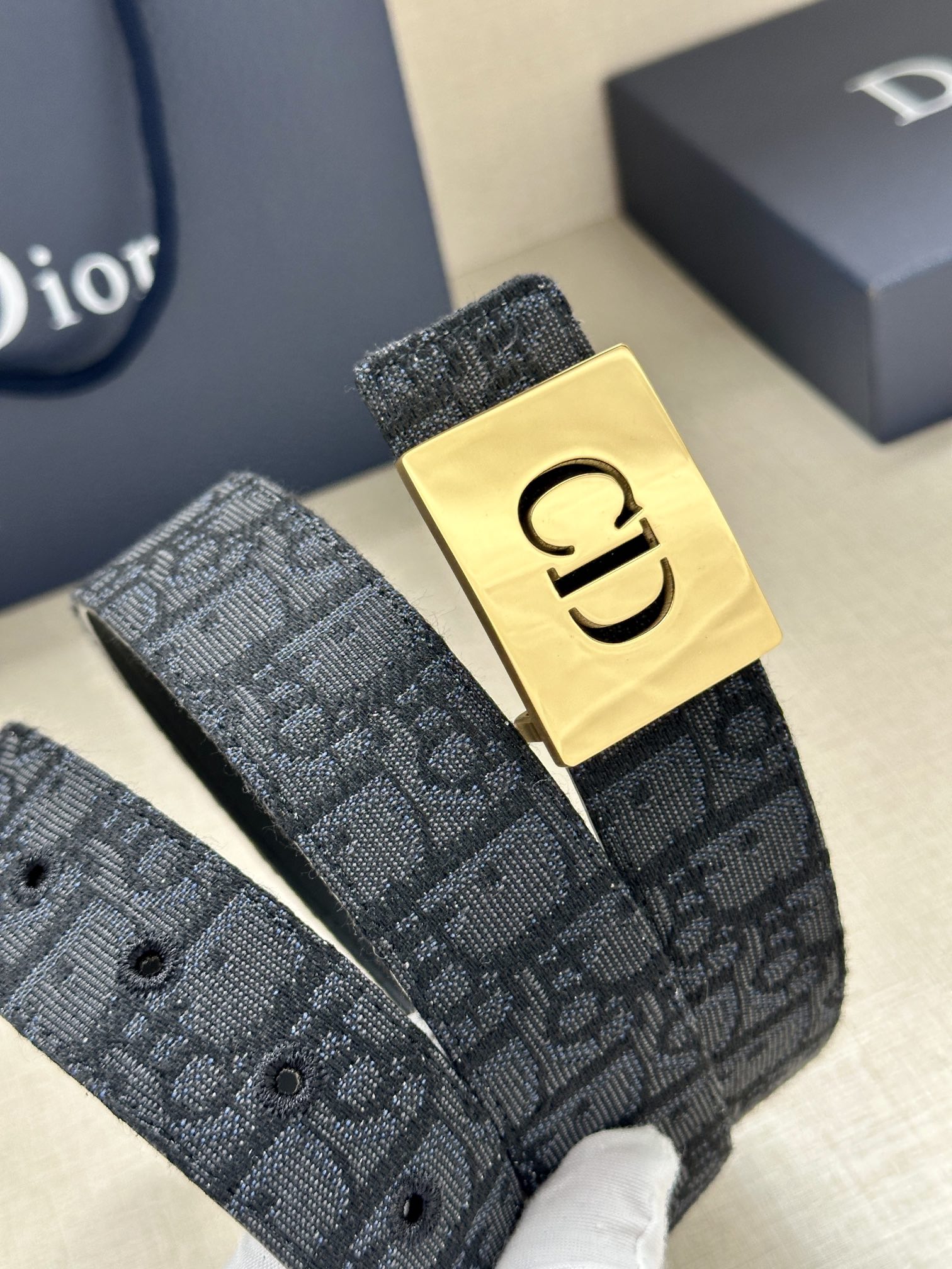 宽度3.5cm 这款不锈钢腰带扣采用深灰色精心制作，饰以 CD Icon 标志。可与各式 35 毫米腰带