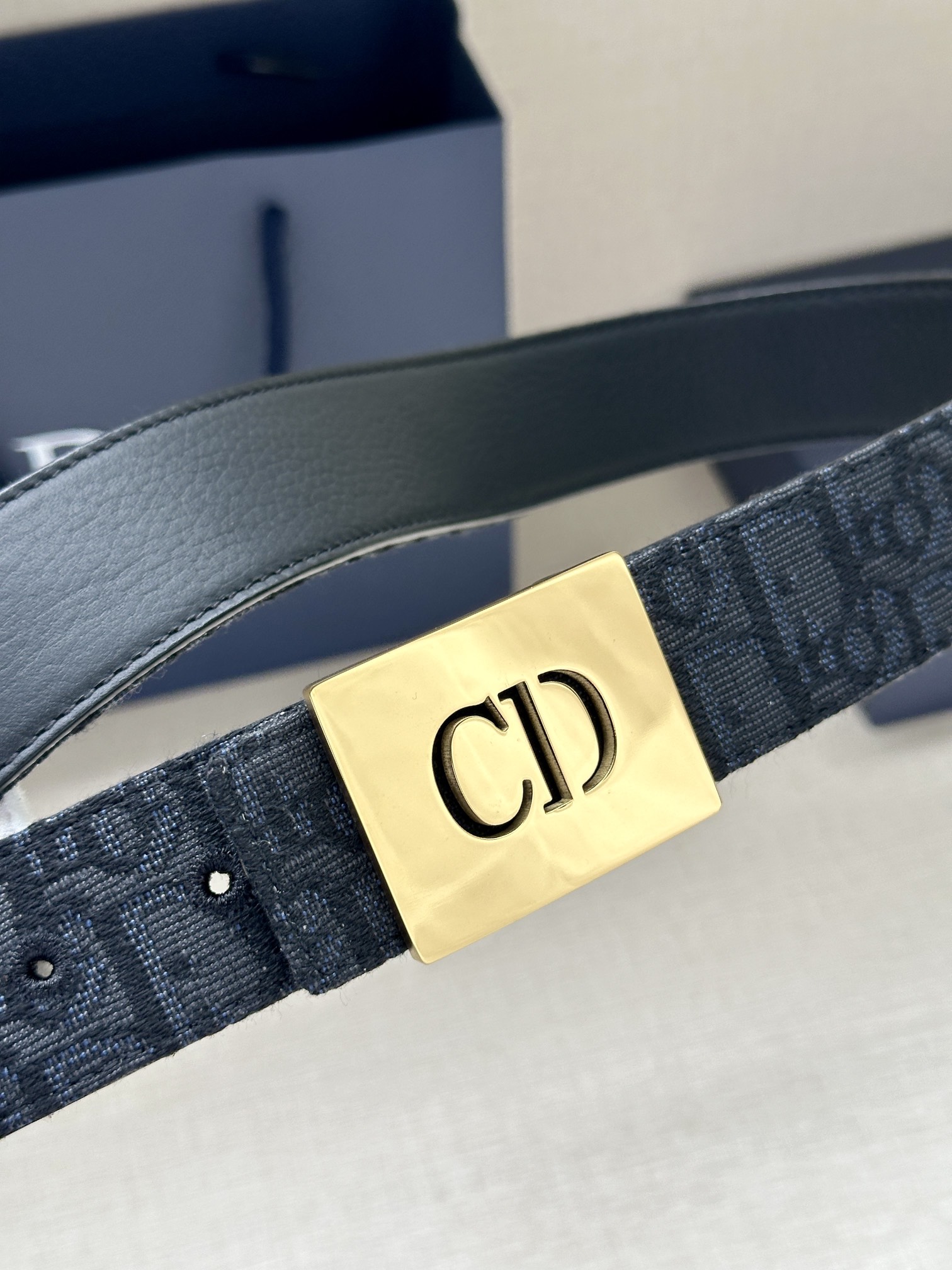 宽度3.5cm 这款不锈钢腰带扣采用深灰色精心制作，饰以 CD Icon 标志。可与各式 35 毫米腰带