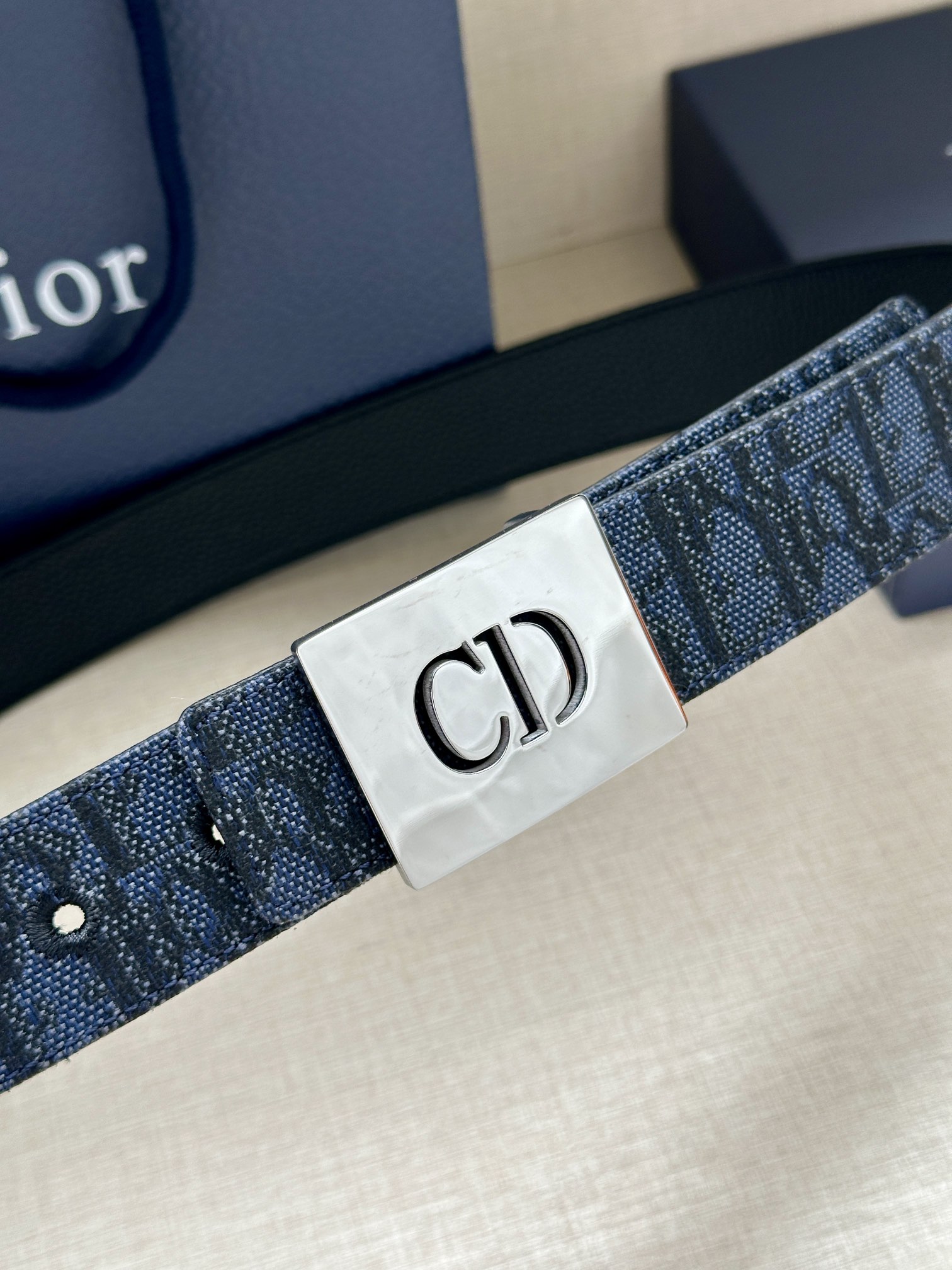 宽度3.5cm 这款不锈钢腰带扣采用深灰色精心制作，饰以 CD Icon 标志。可与各式 35 毫米腰带